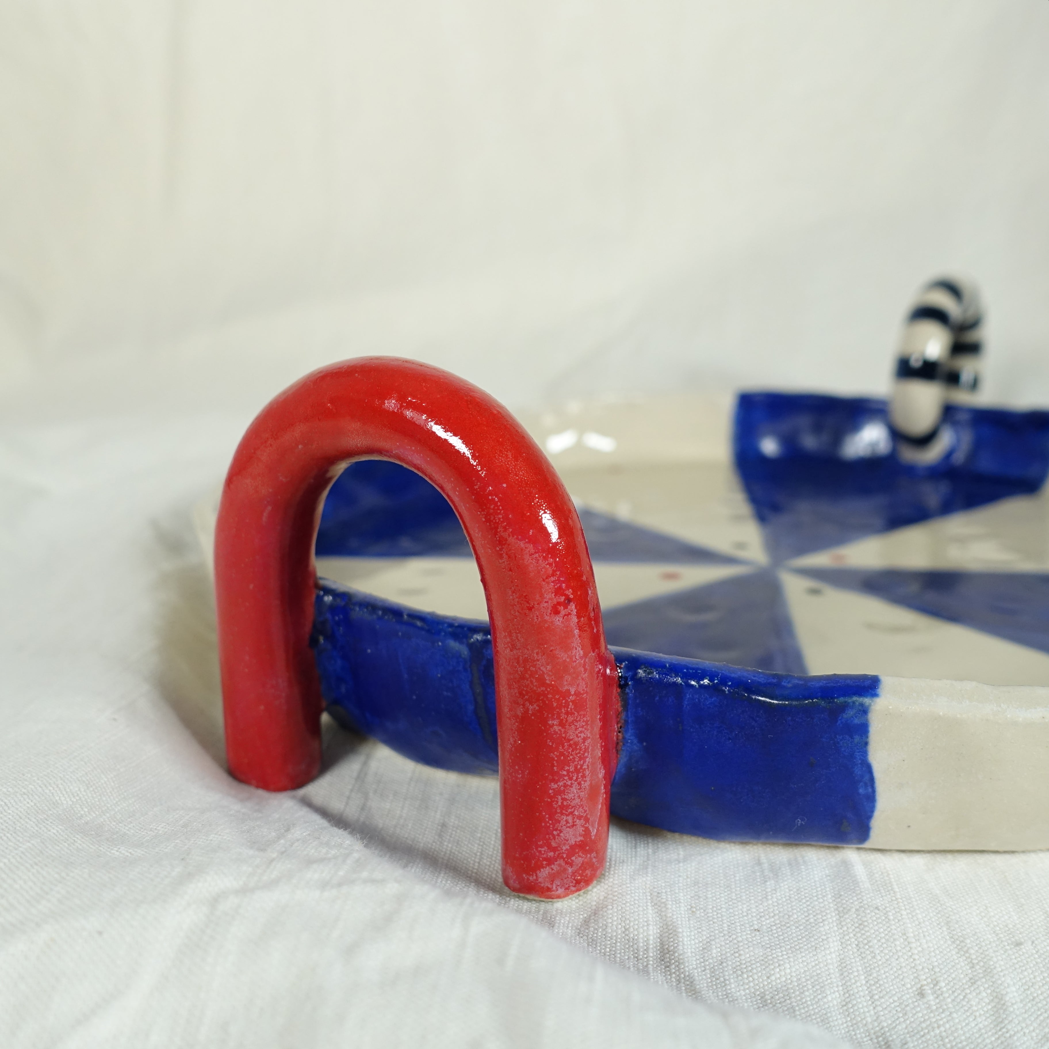 Tablett RED LOOP Vorderansicht, handgefertigtes Keramikobjekt von Alice Del Ferraro