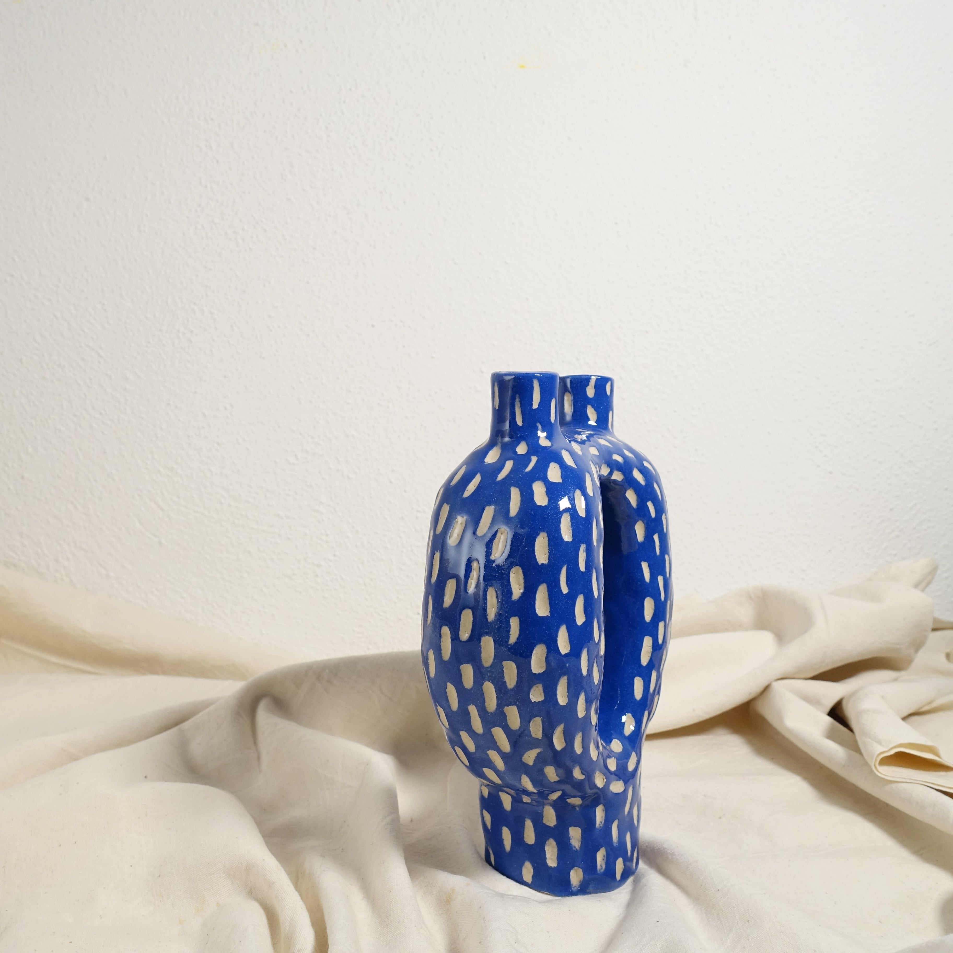 Kerzenhalter DIP IN THE SEA Vorderansicht, handgefertigtes Keramikobjekt von Alice Del Ferraro