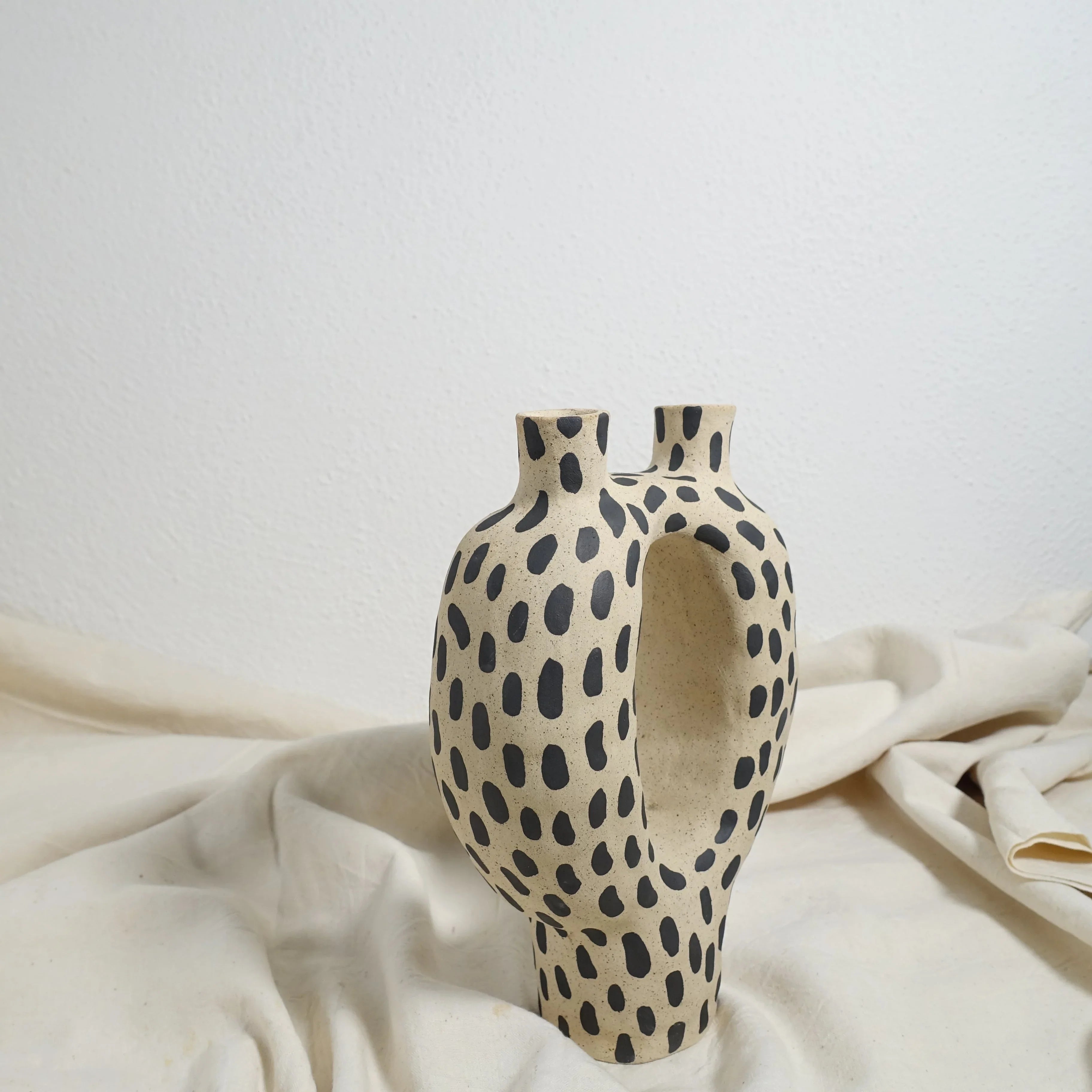 Kerzenhalter BLACK BRUSHSTROKE Vorderansicht, handgefertigtes Keramikobjekt von Alice Del Ferraro