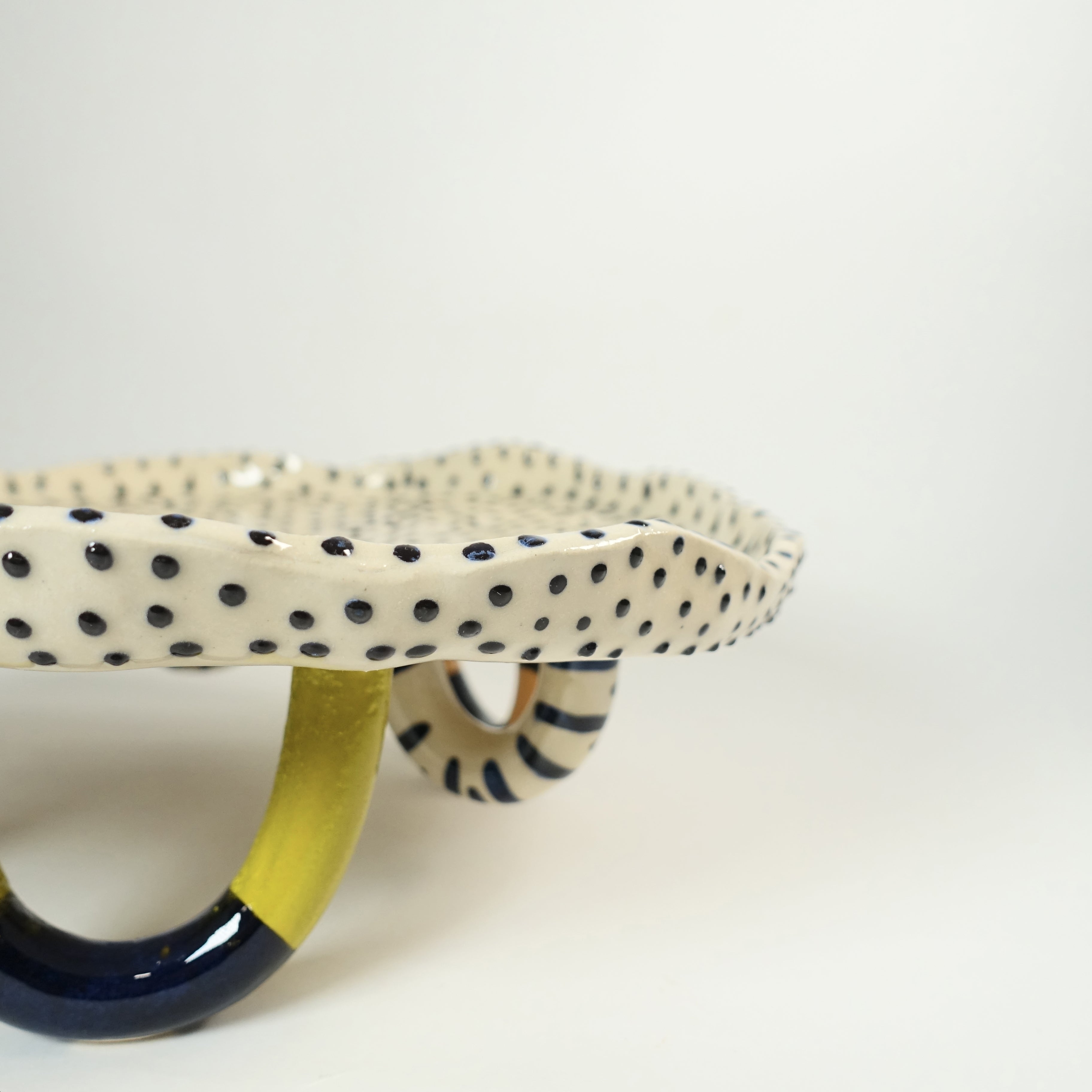 Kuchenplatte PUNTI UNO Vorderansicht, handgefertigtes Keramikobjekt von Alice Del Ferraro