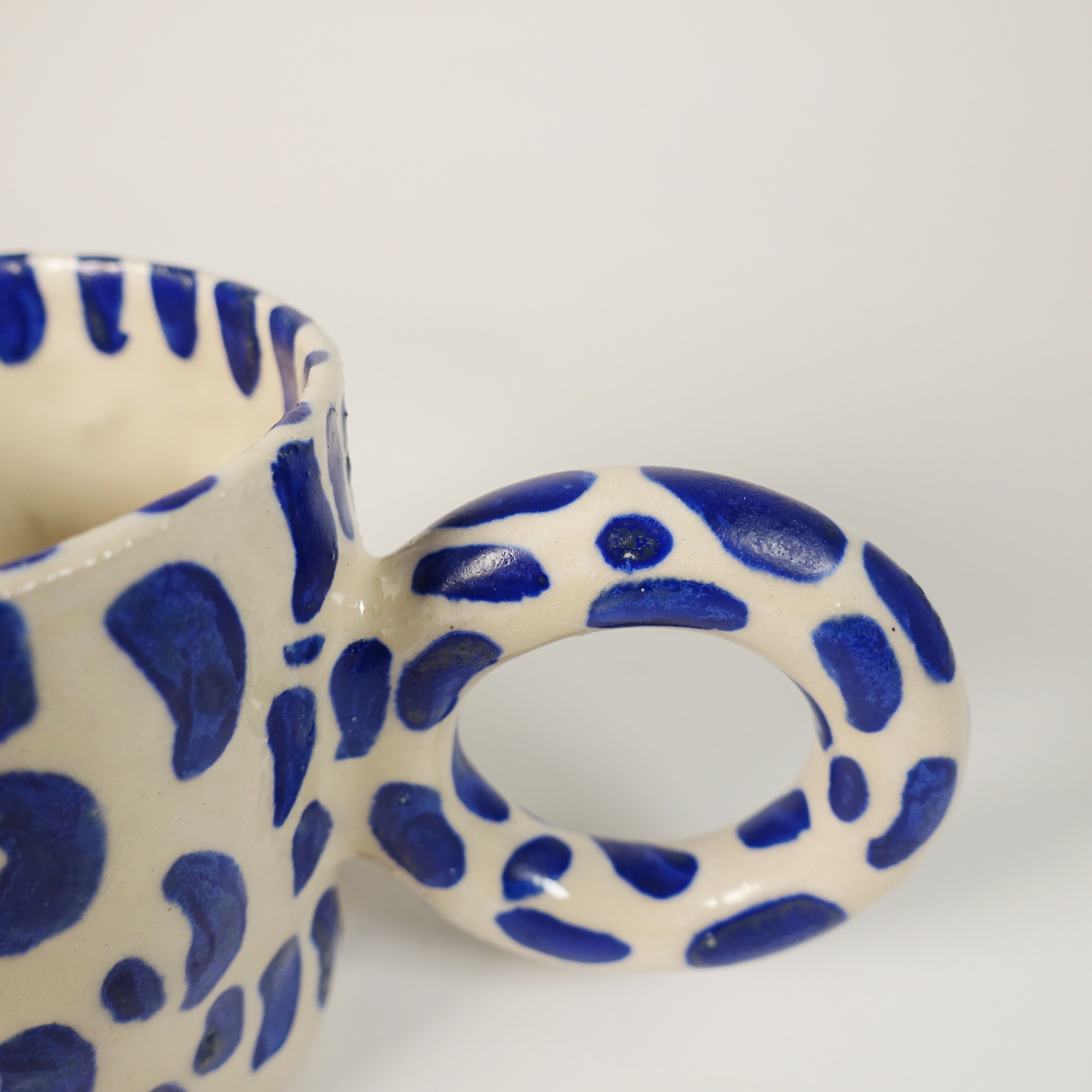 Tasse BIG LOOP BRUSHSTROKE Vorderansicht, handgefertigtes Keramikobjekt von Alice Del Ferraro