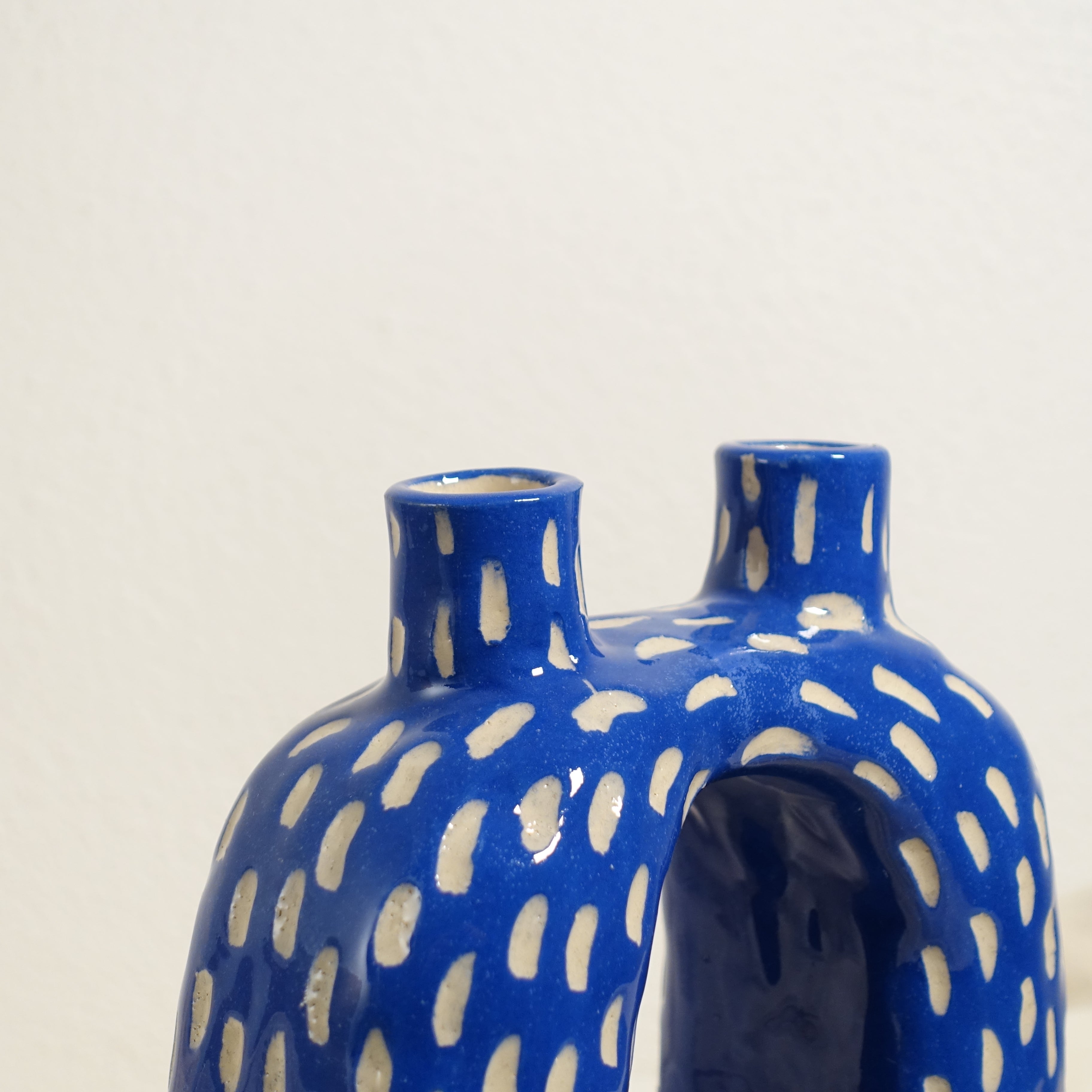 Kerzenhalter DIP IN THE SEA Vorderansicht, handgefertigtes Keramikobjekt von Alice Del Ferraro