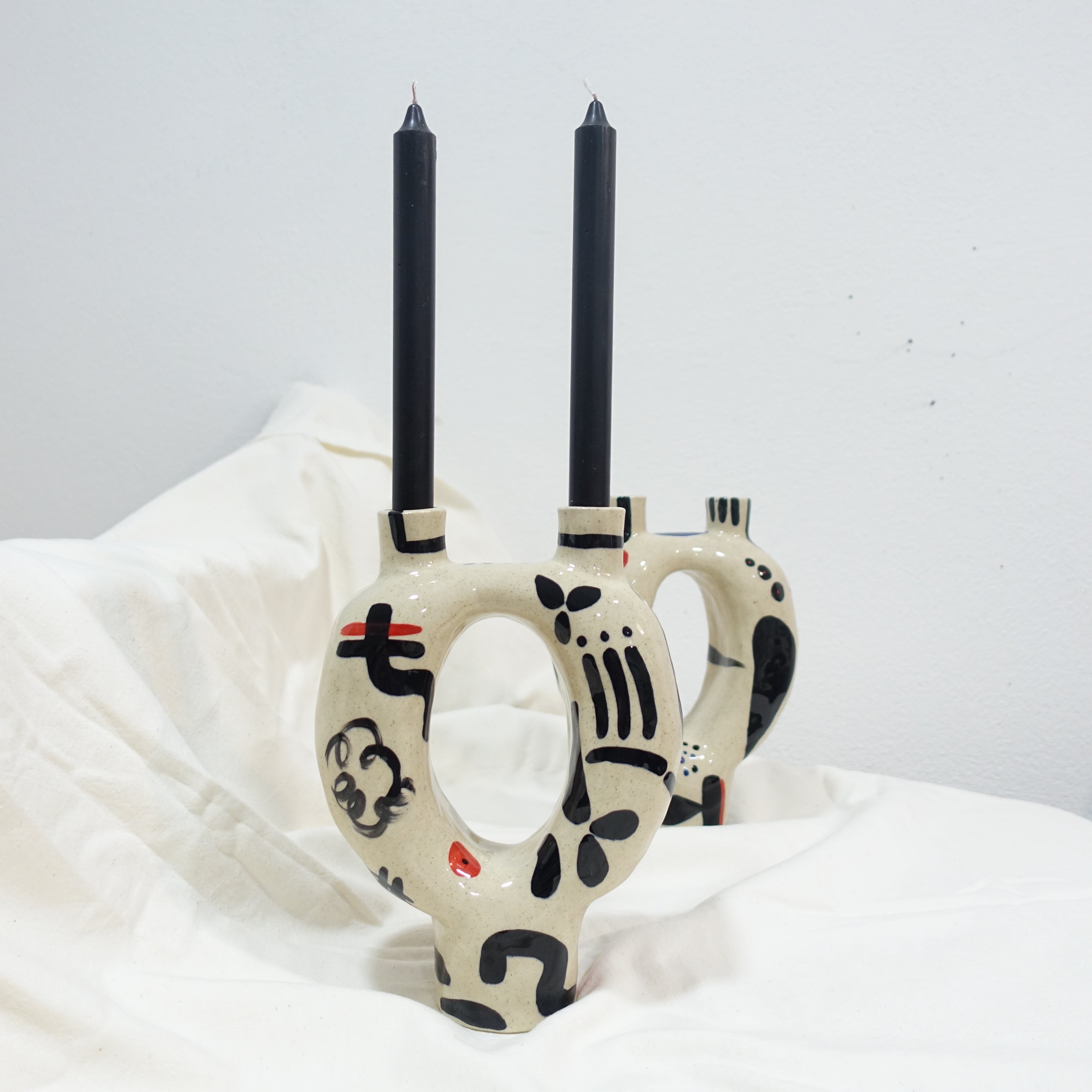 Kerzenhalter MIRO Vorderansicht, handgefertigtes Keramikobjekt von Alice Del Ferraro