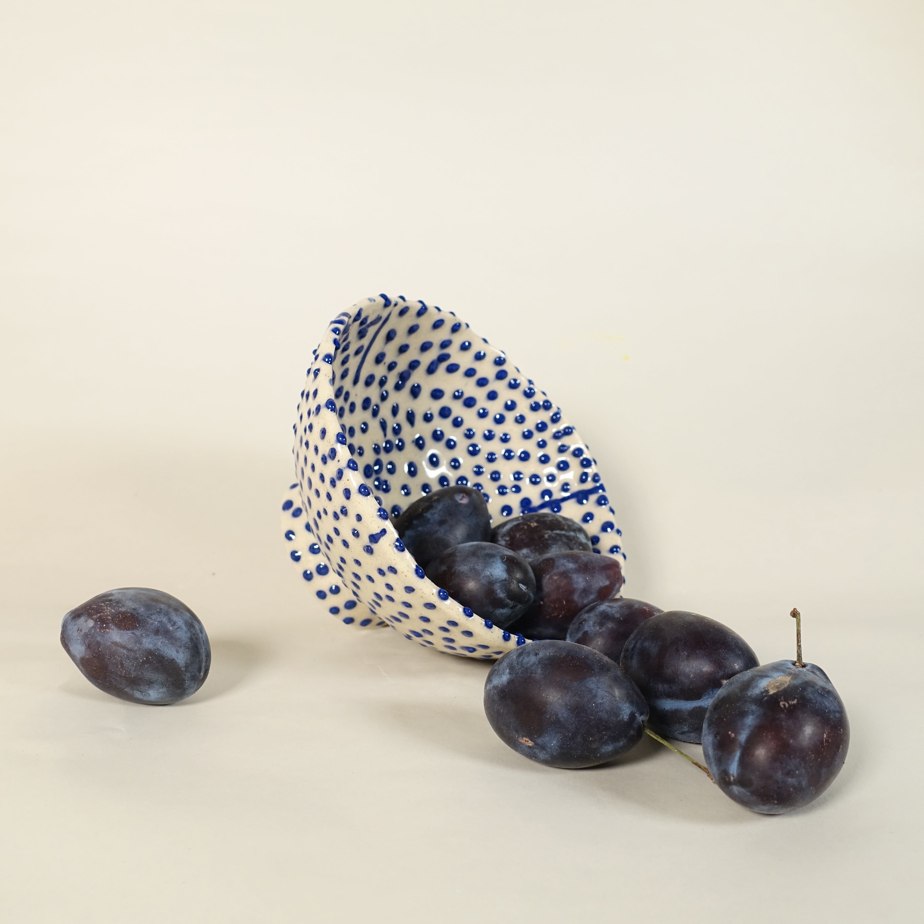 Schale PUNTI BLU Vorderansicht, handgefertigtes Keramikobjekt von Alice Del Ferraro