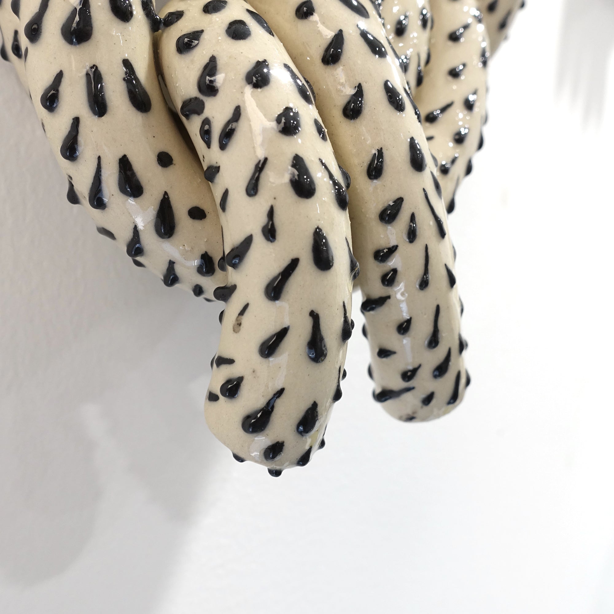 Wandskulptur DOTTY KNOT Vorderansicht, handgefertigtes Keramikobjekt von Alice Del Ferraro