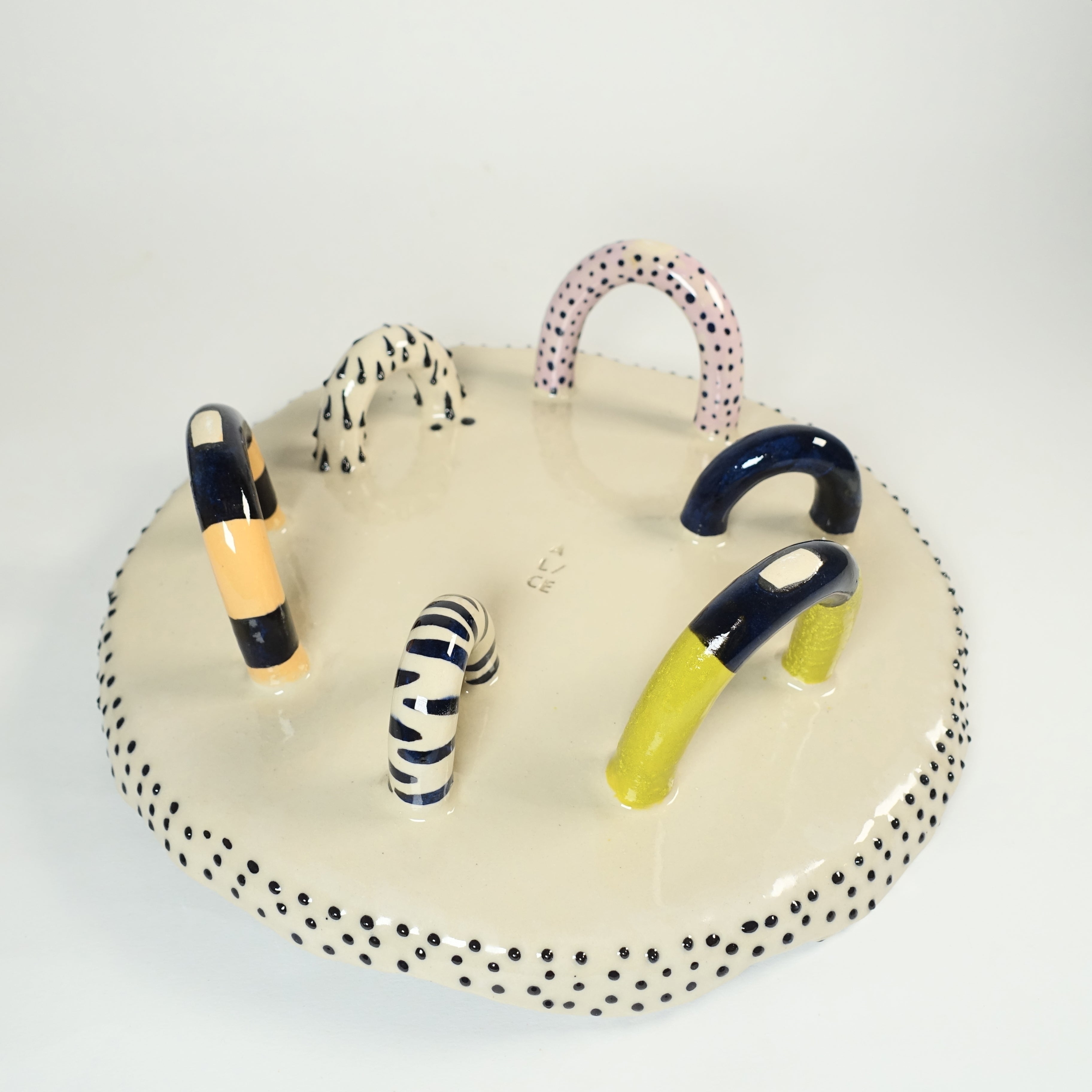 Kuchenplatte PUNTI UNO Vorderansicht, handgefertigtes Keramikobjekt von Alice Del Ferraro