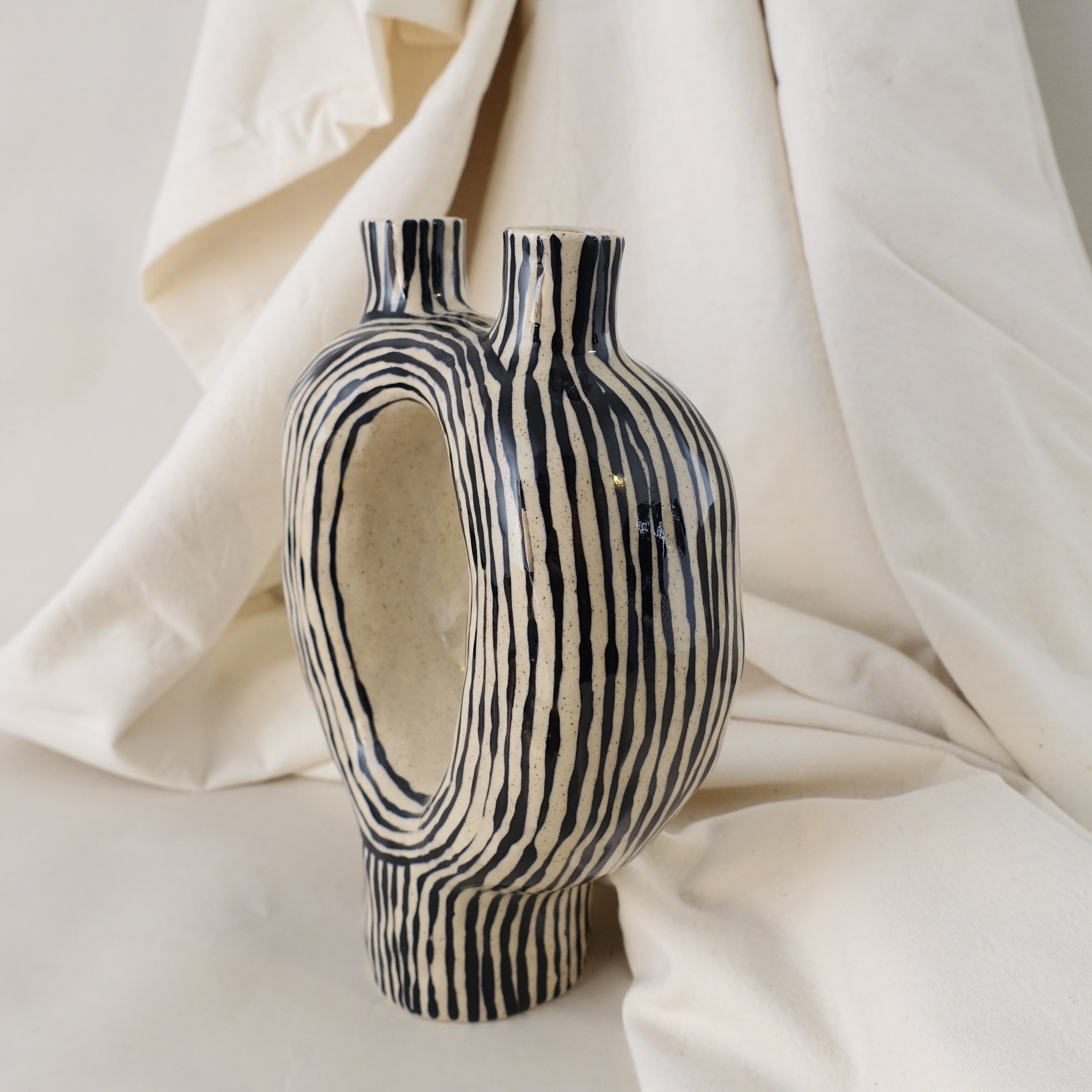 Kezenhalter BLACK STRIPES Vorderansicht, handgefertigtes Keramikobjekt von Alice Del Ferraro