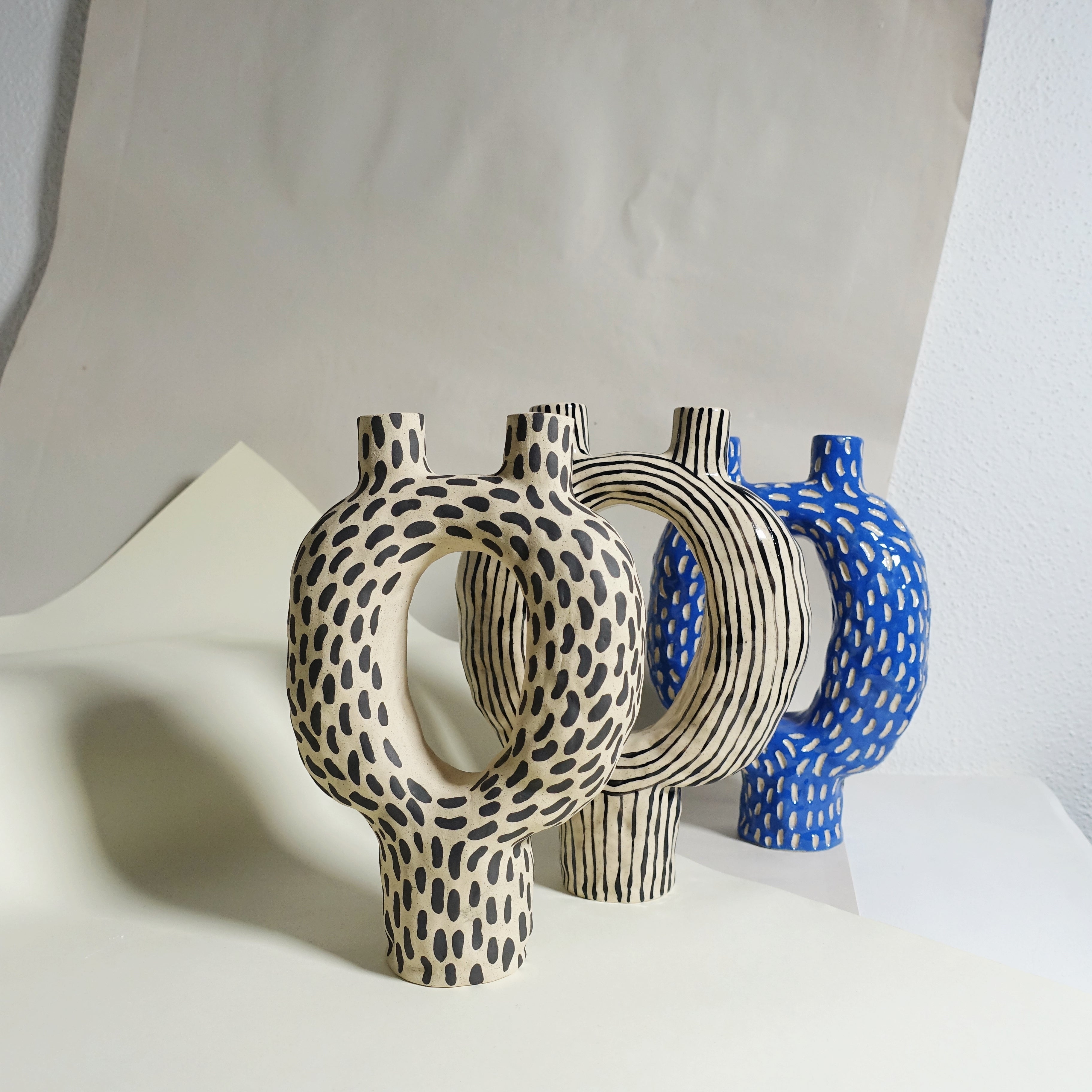 Kezenhalter BLACK STRIPES Vorderansicht, handgefertigtes Keramikobjekt von Alice Del Ferraro