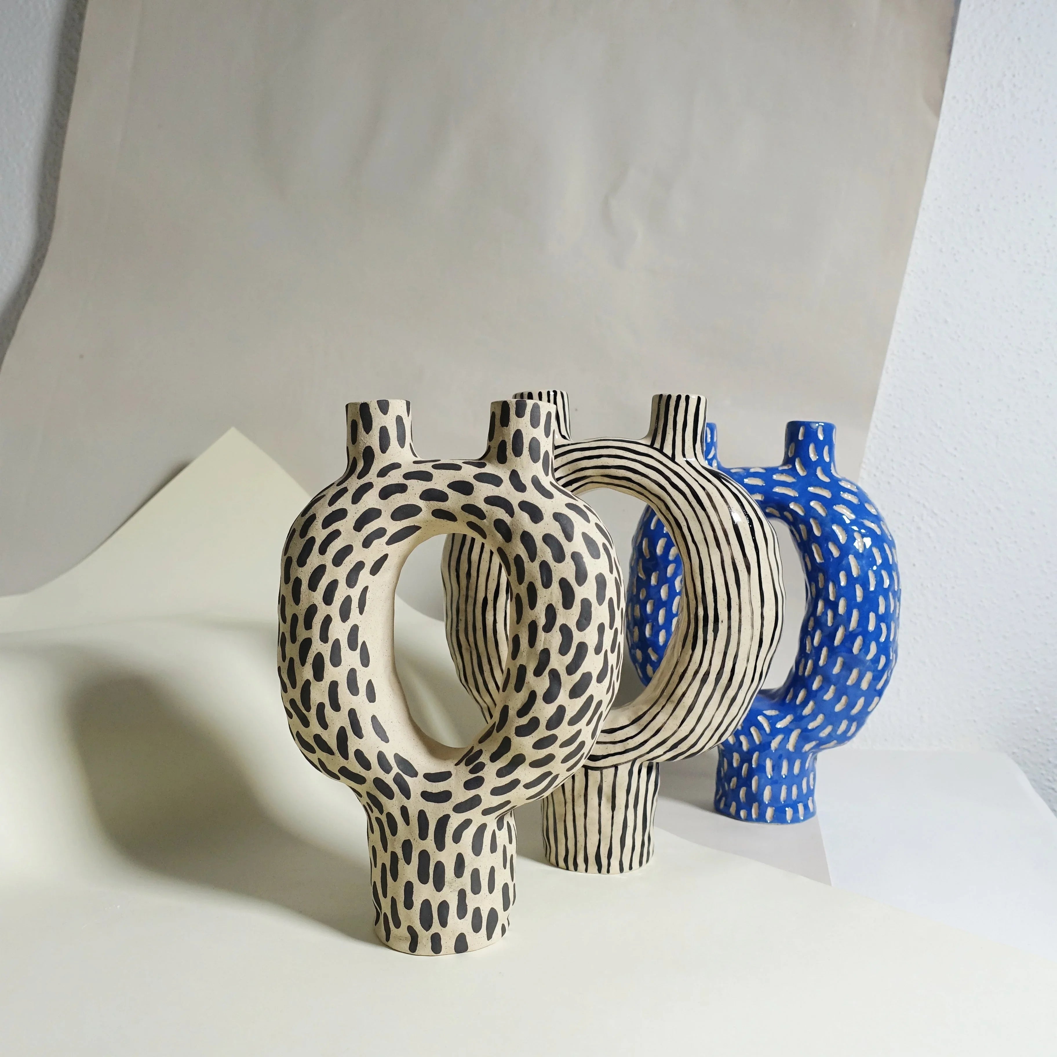 Kerzenhalter BLACK BRUSHSTROKE Vorderansicht, handgefertigtes Keramikobjekt von Alice Del Ferraro