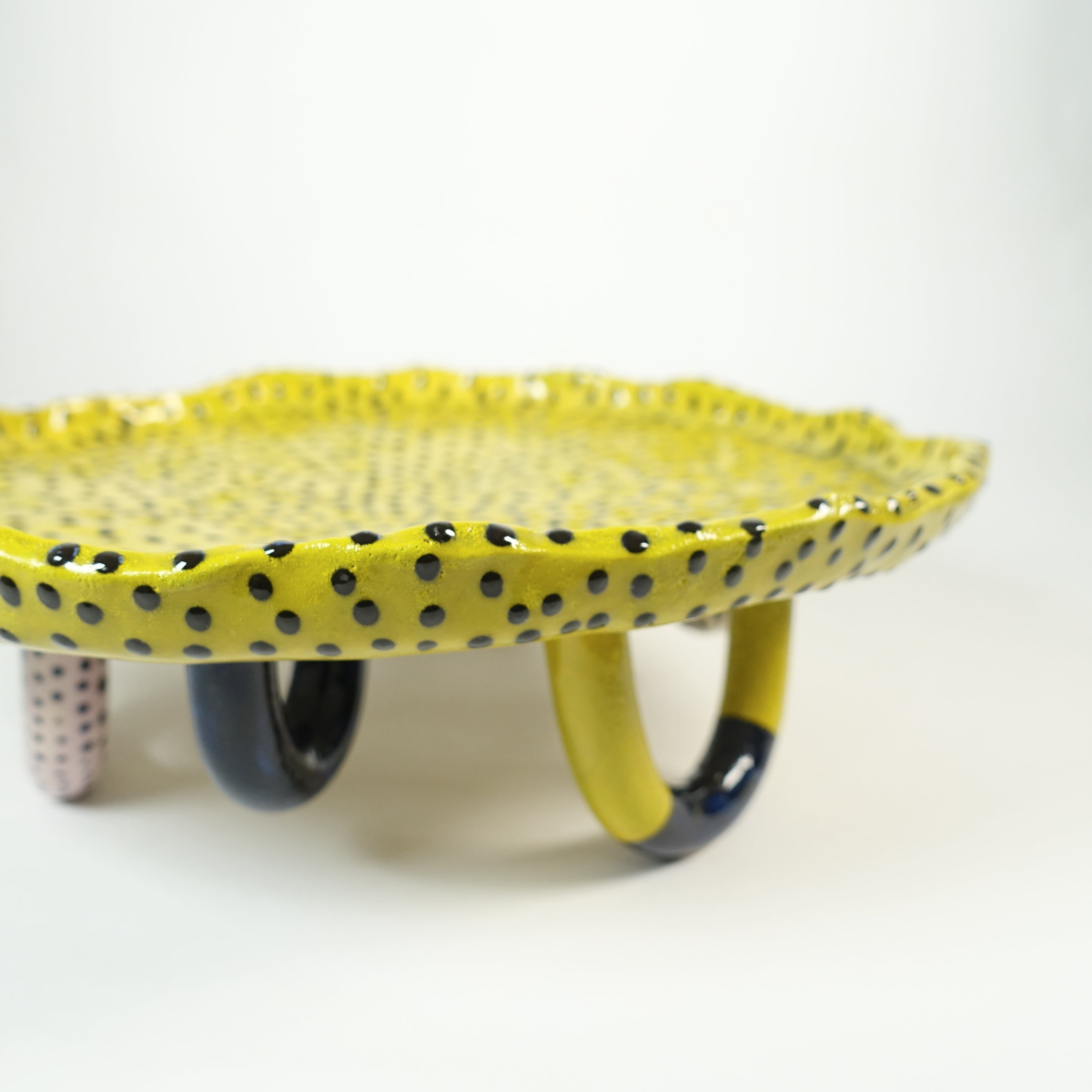 Kuchenplatte PUNTI Vorderansicht, handgefertigtes Keramikobjekt von Alice Del Ferraro