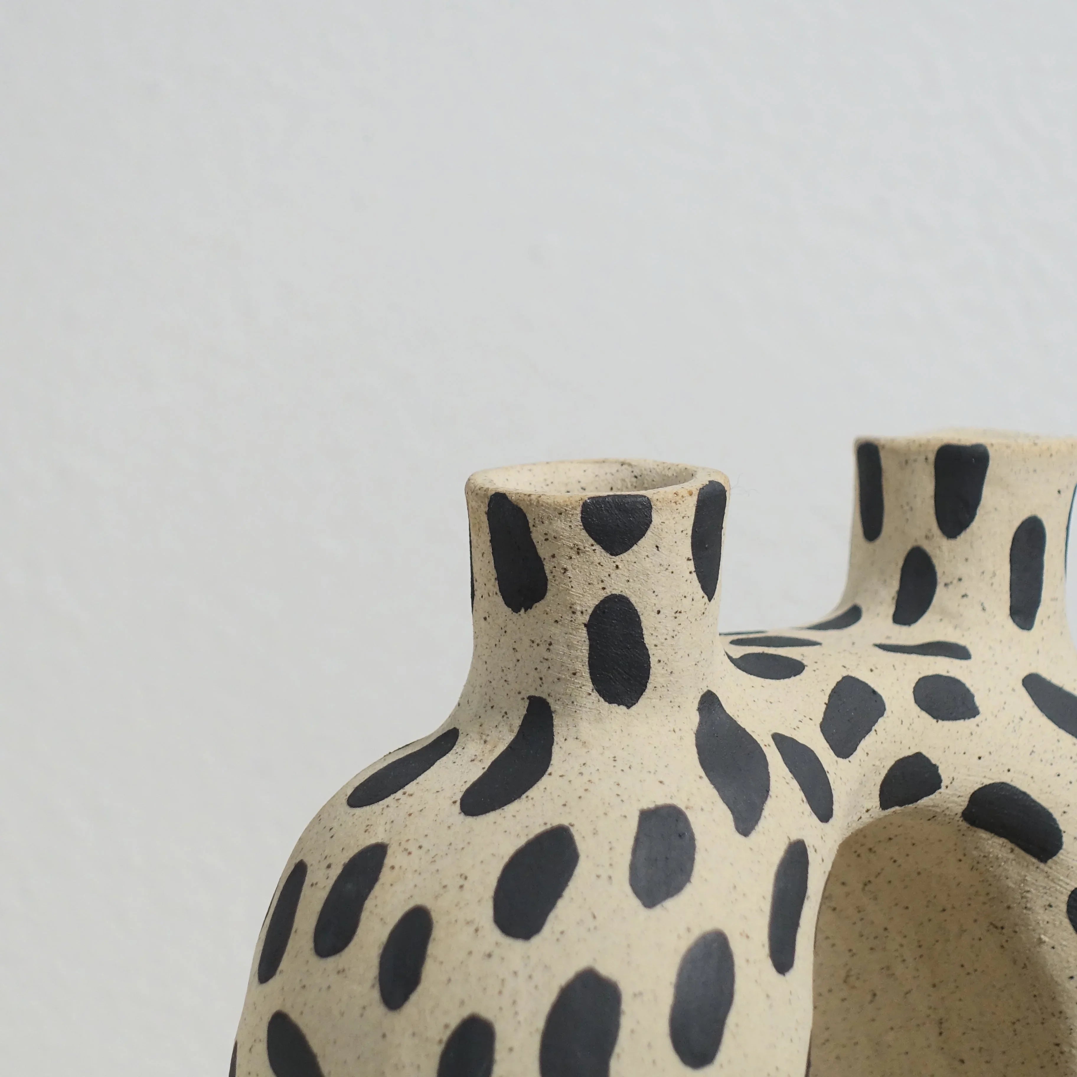 Kerzenhalter BLACK BRUSHSTROKE Vorderansicht, handgefertigtes Keramikobjekt von Alice Del Ferraro