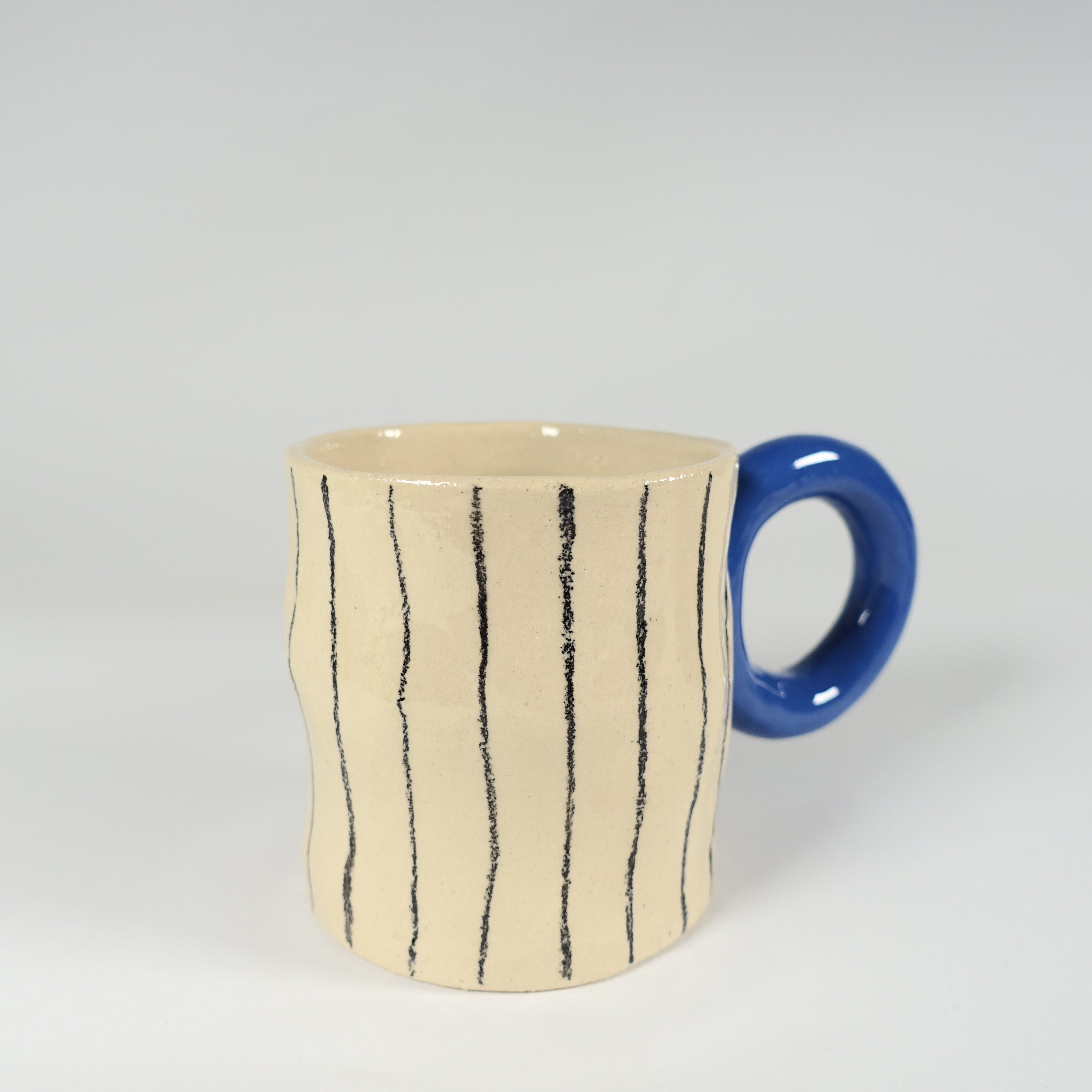 Tasse BLUE LOOP Vorderansicht, handgefertigtes Keramikobjekt von Alice Del Ferraro