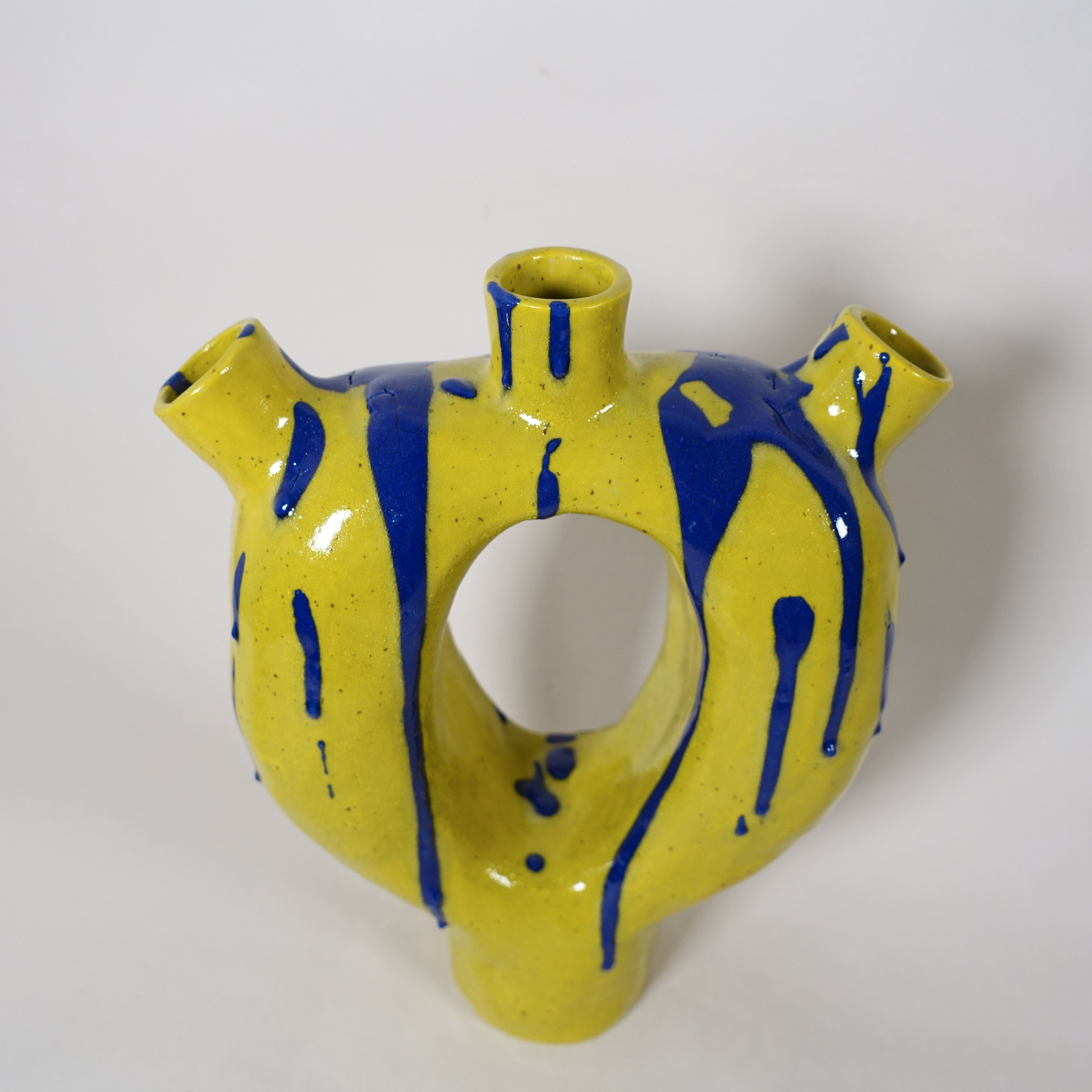 Vase SWEET ALIEN Vorderansicht, handgefertigtes Keramikobjekt von Alice Del Ferraro