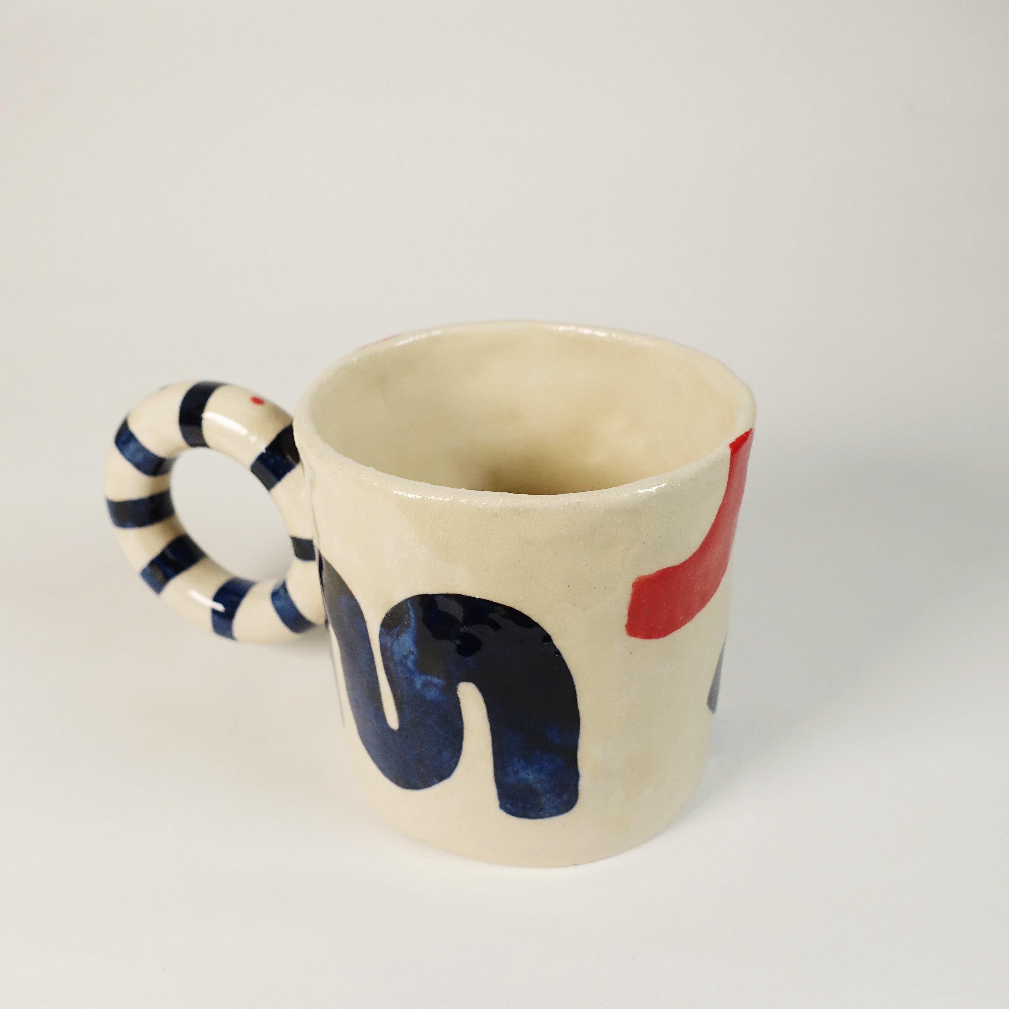Tasse ABSTRACT LOOP Vorderansicht, handgefertigtes Keramikobjekt von Alice Del Ferraro
