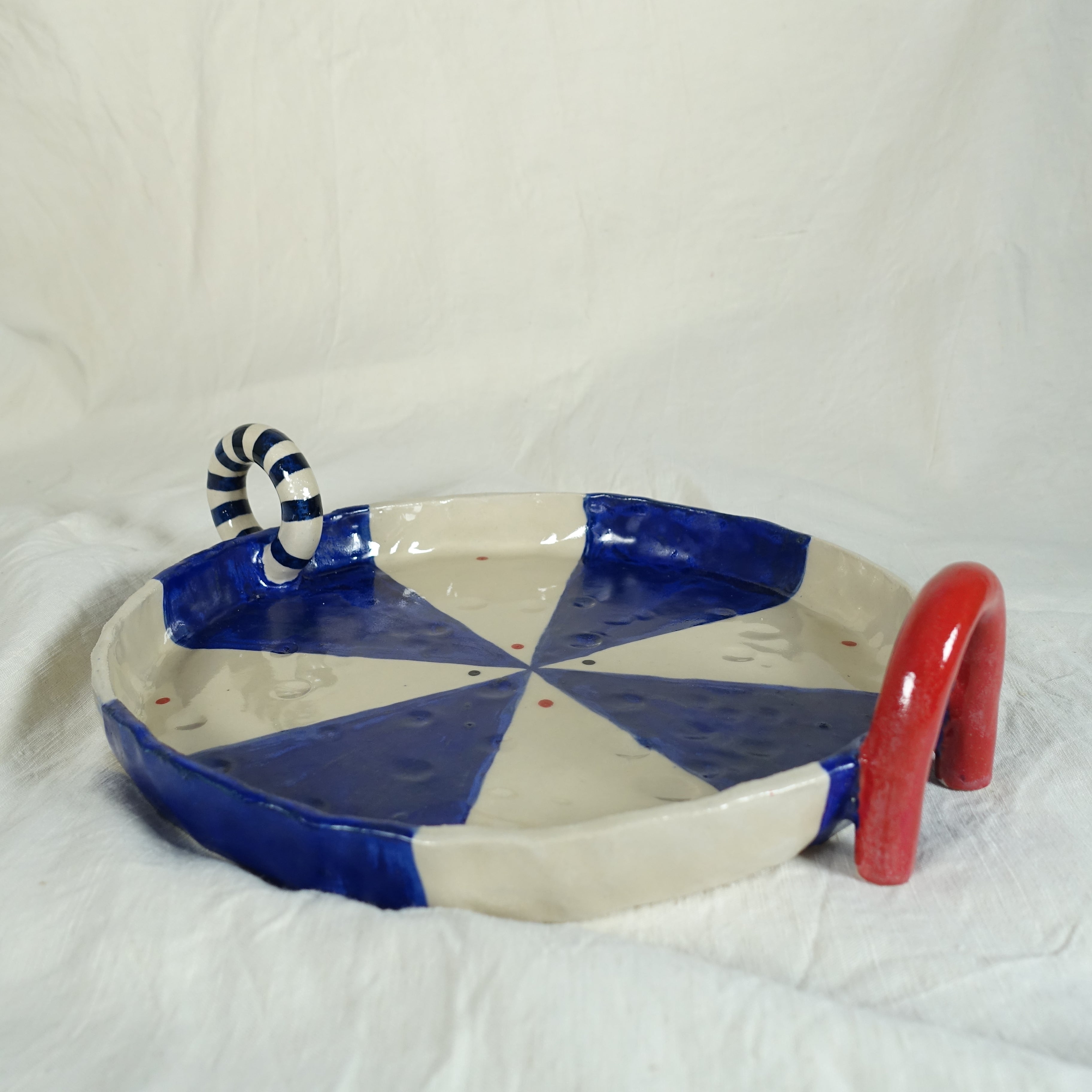 Tablett RED LOOP Vorderansicht, handgefertigtes Keramikobjekt von Alice Del Ferraro