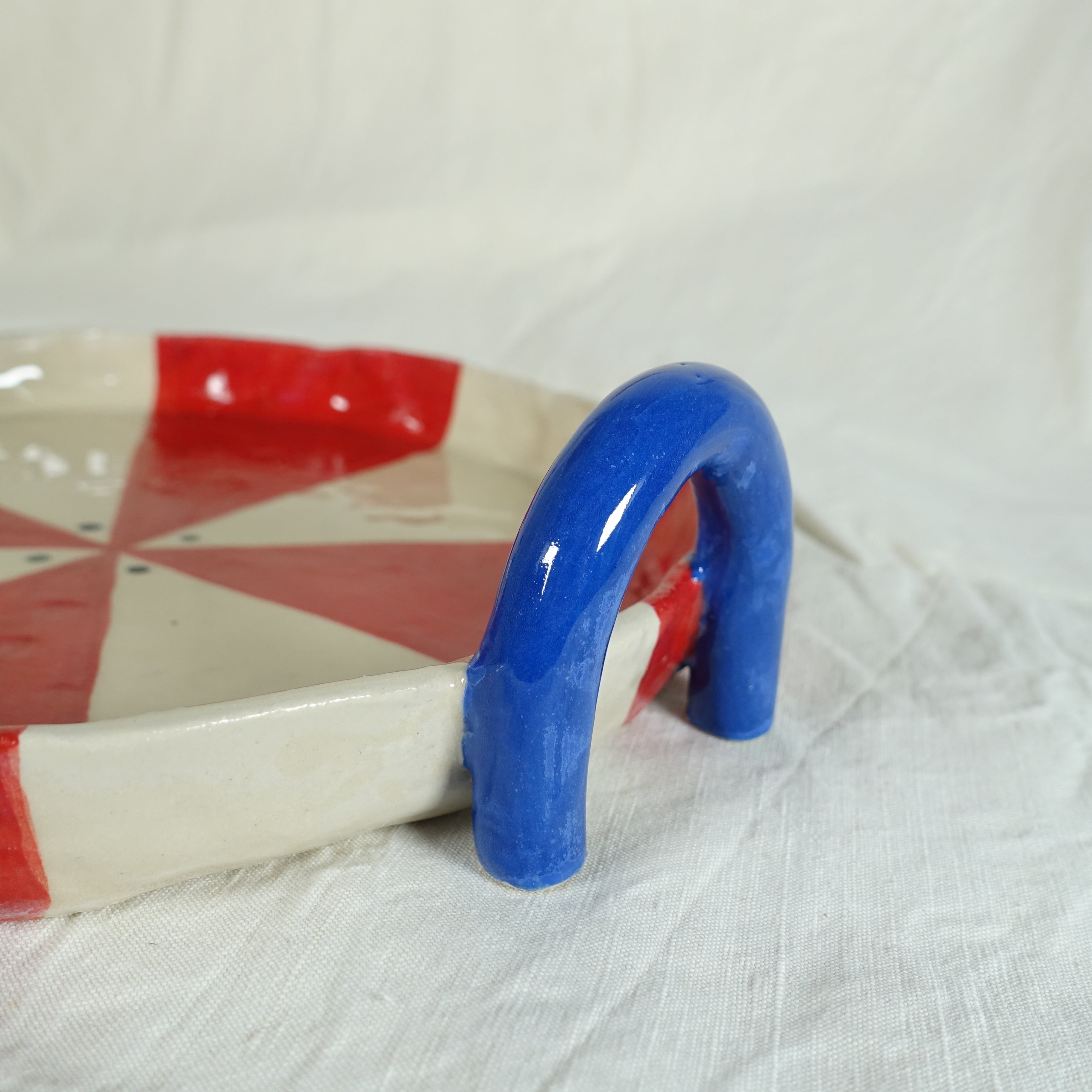 Tablett BLUE LOOP Vorderansicht, handgefertigtes Keramikobjekt von Alice Del Ferraro