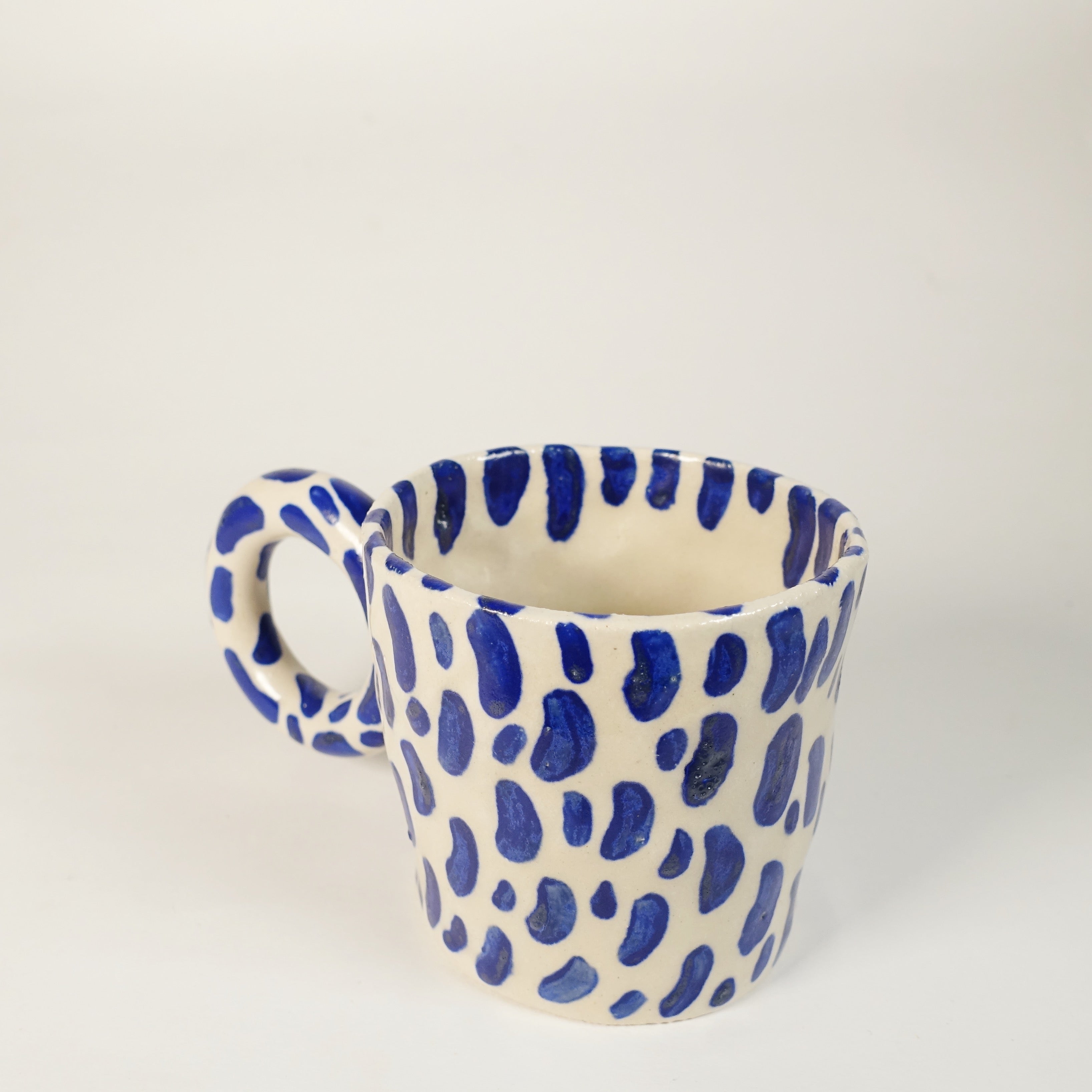 Tasse BIG LOOP BRUSHSTROKE Vorderansicht, handgefertigtes Keramikobjekt von Alice Del Ferraro