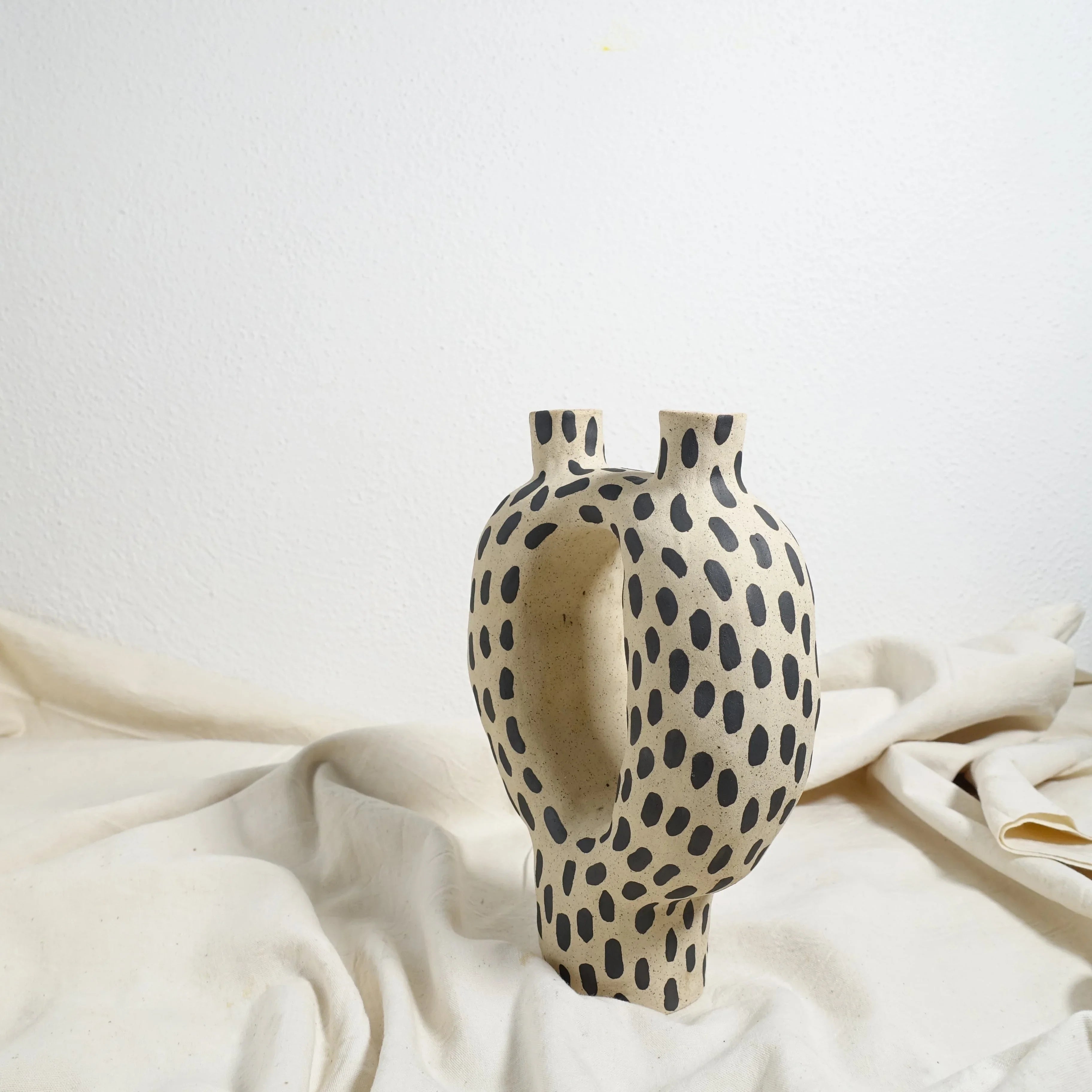 Kerzenhalter BLACK BRUSHSTROKE Vorderansicht, handgefertigtes Keramikobjekt von Alice Del Ferraro