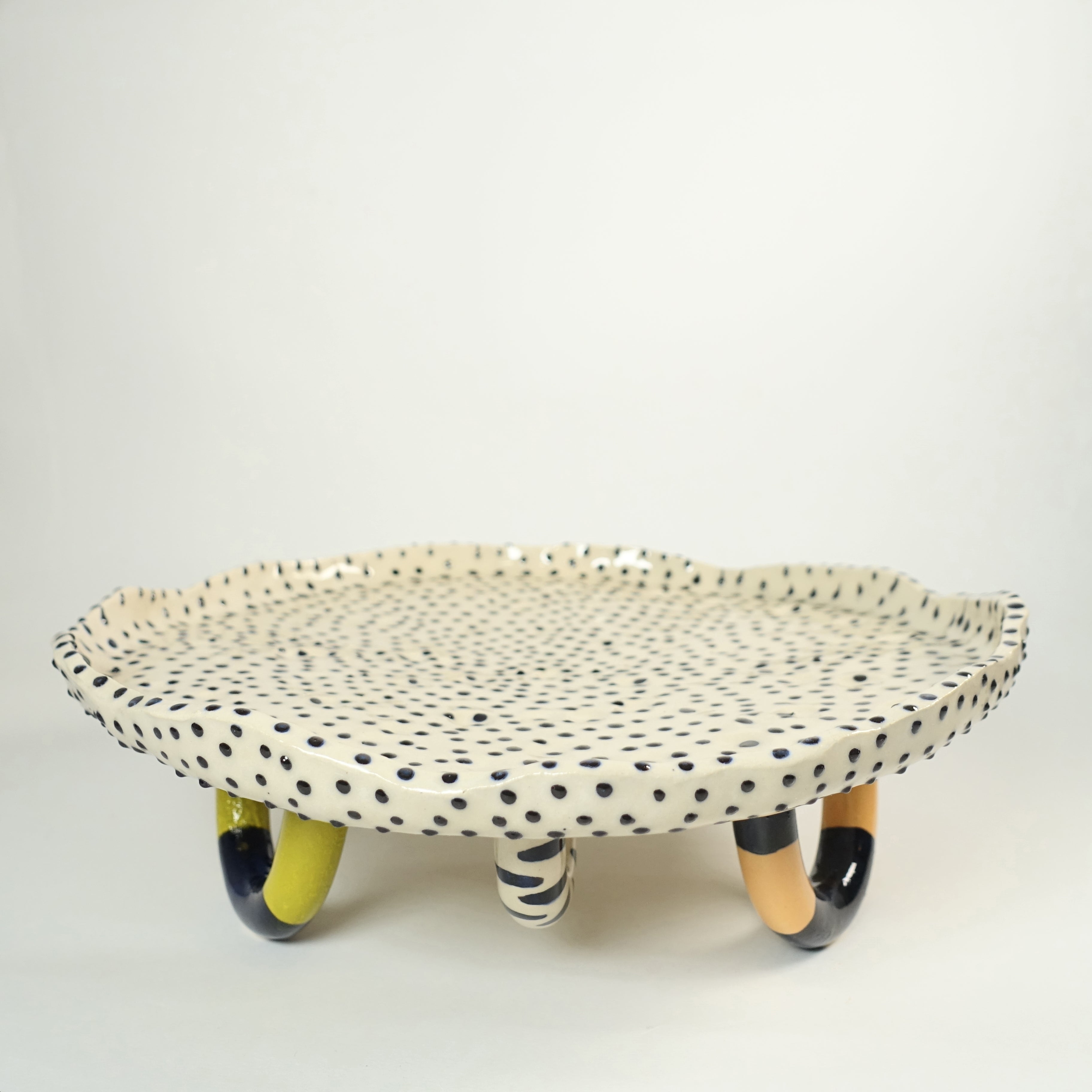 Kuchenplatte PUNTI UNO Vorderansicht, handgefertigtes Keramikobjekt von Alice Del Ferraro