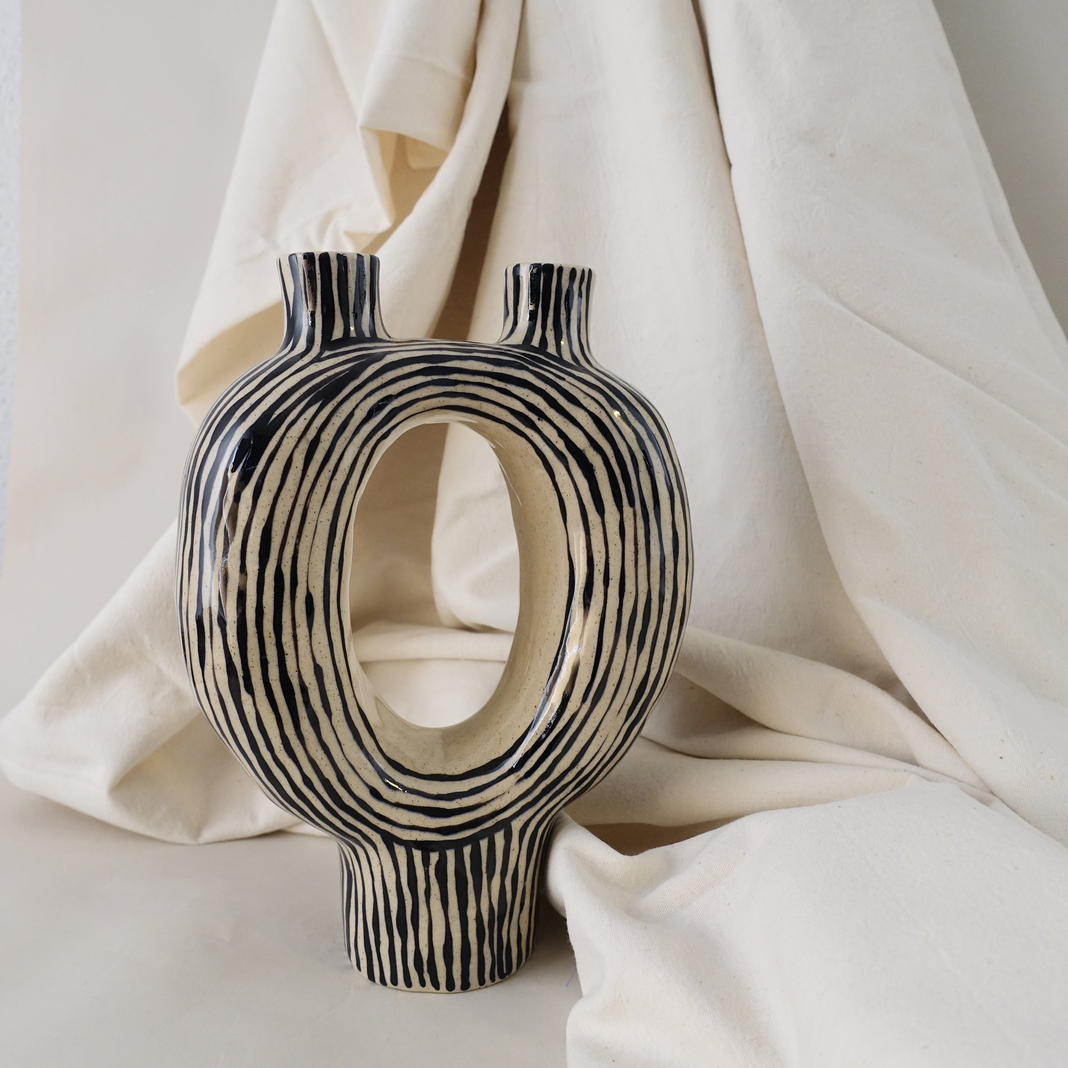 Kezenhalter BLACK STRIPES Vorderansicht, handgefertigtes Keramikobjekt von Alice Del Ferraro