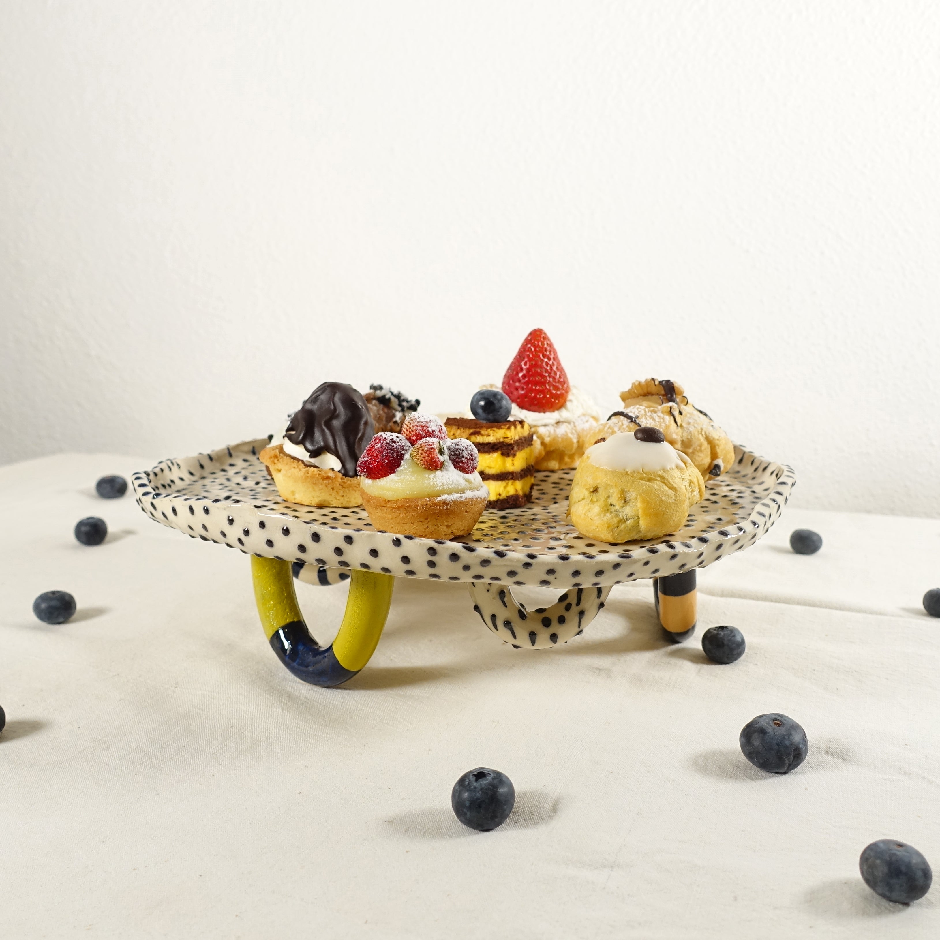 Kuchenplatte PUNTI UNO Vorderansicht, handgefertigtes Keramikobjekt von Alice Del Ferraro