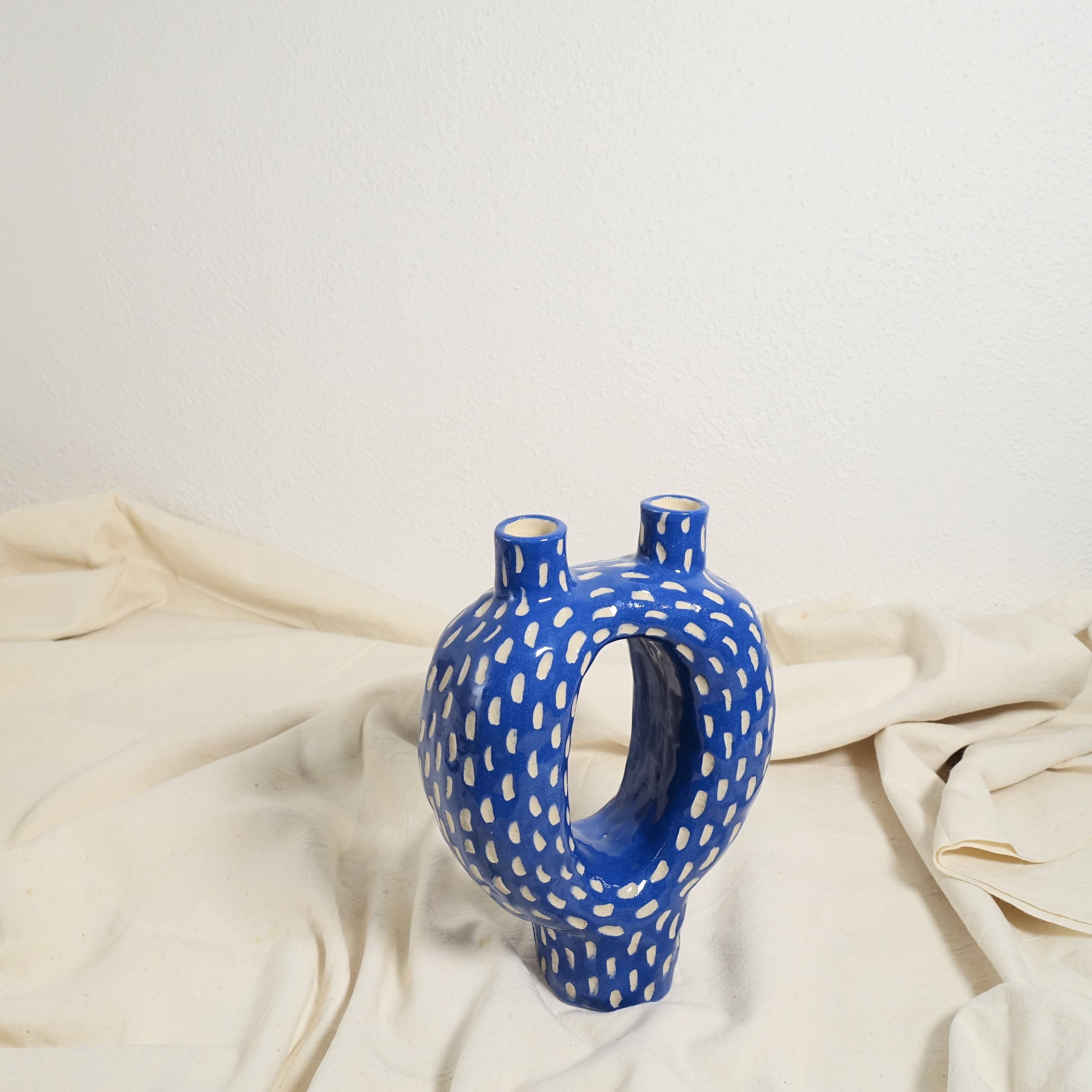 Kerzenhalter DIP IN THE SEA Vorderansicht, handgefertigtes Keramikobjekt von Alice Del Ferraro