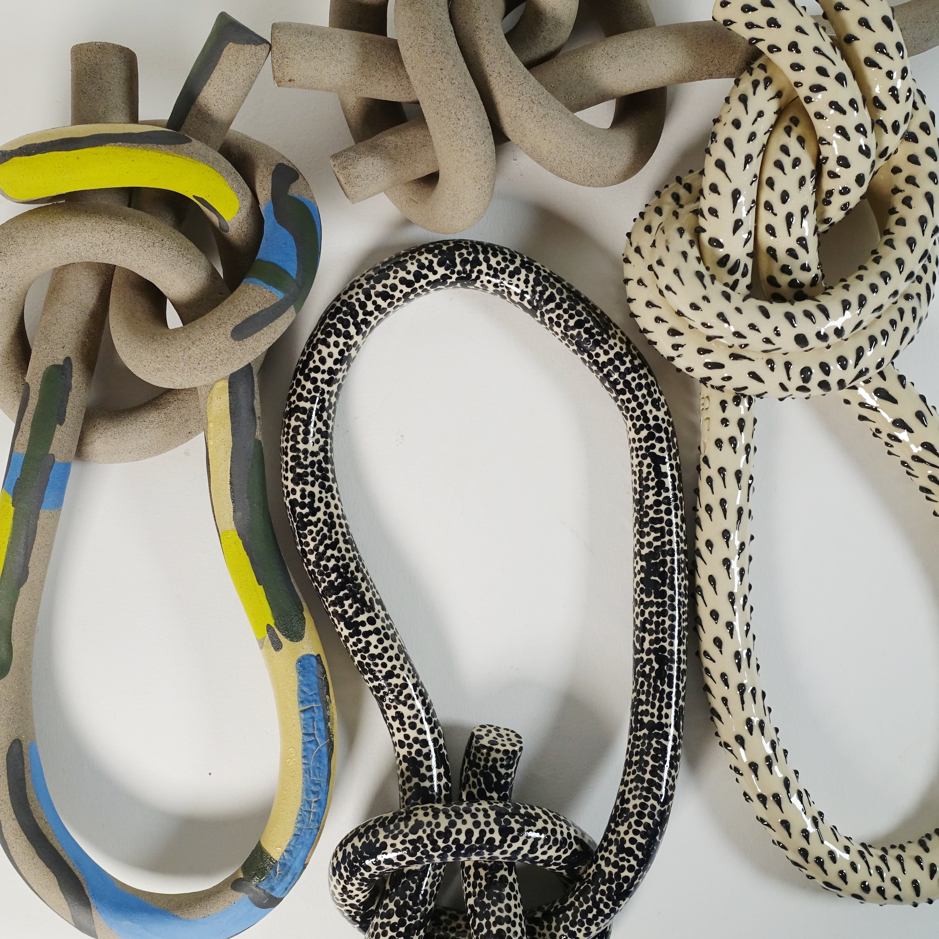 Wandskulptur DOTTY KNOT Vorderansicht, handgefertigtes Keramikobjekt von Alice Del Ferraro