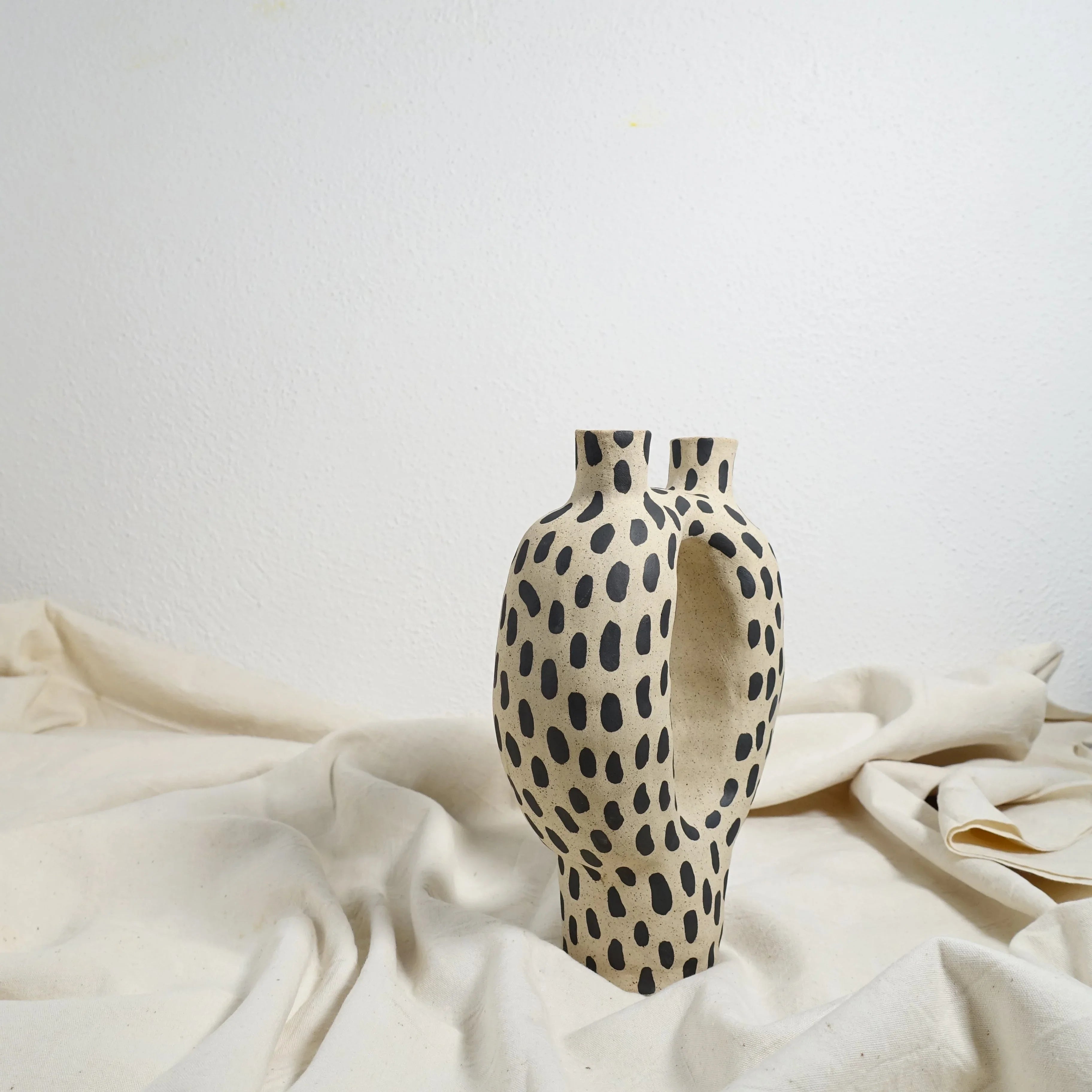 Kerzenhalter BLACK BRUSHSTROKE Vorderansicht, handgefertigtes Keramikobjekt von Alice Del Ferraro