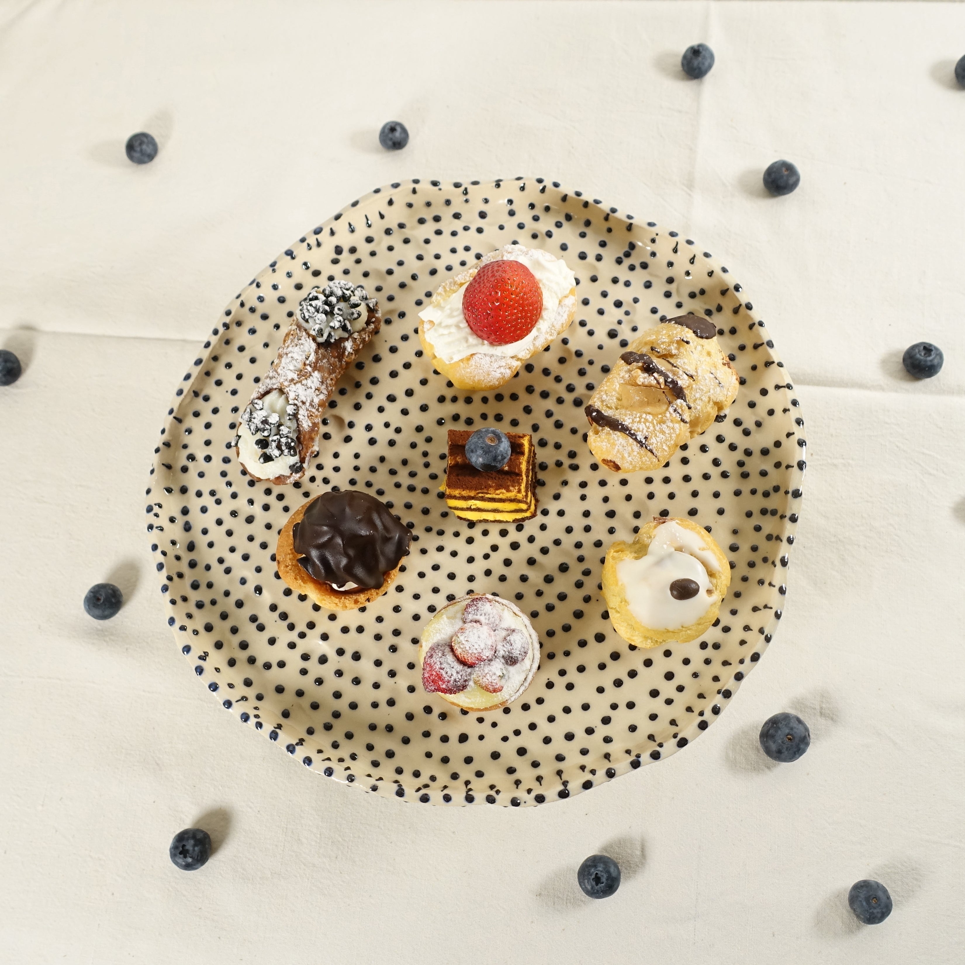 Kuchenplatte PUNTI UNO Vorderansicht, handgefertigtes Keramikobjekt von Alice Del Ferraro