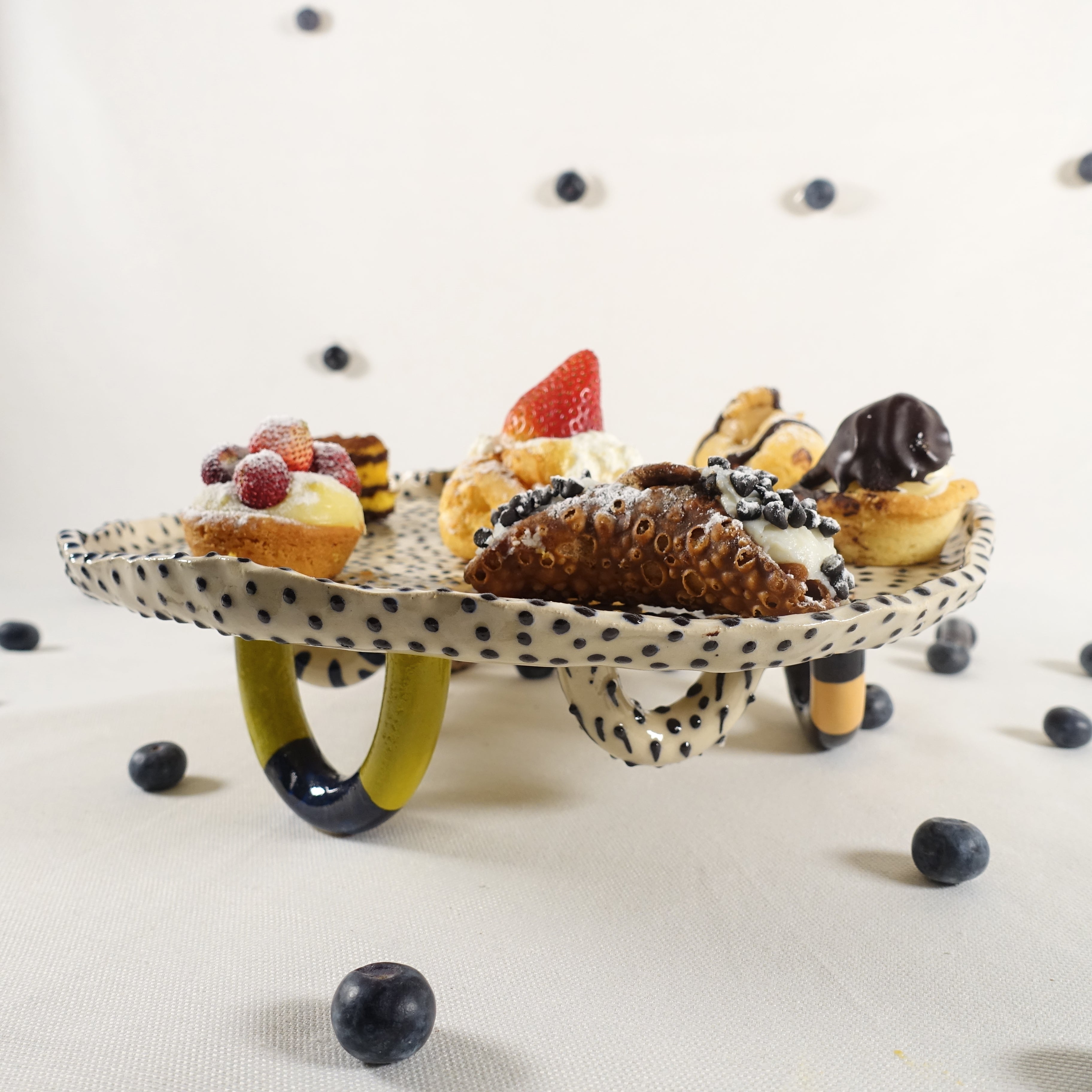 Kuchenplatte PUNTI UNO Vorderansicht, handgefertigtes Keramikobjekt von Alice Del Ferraro