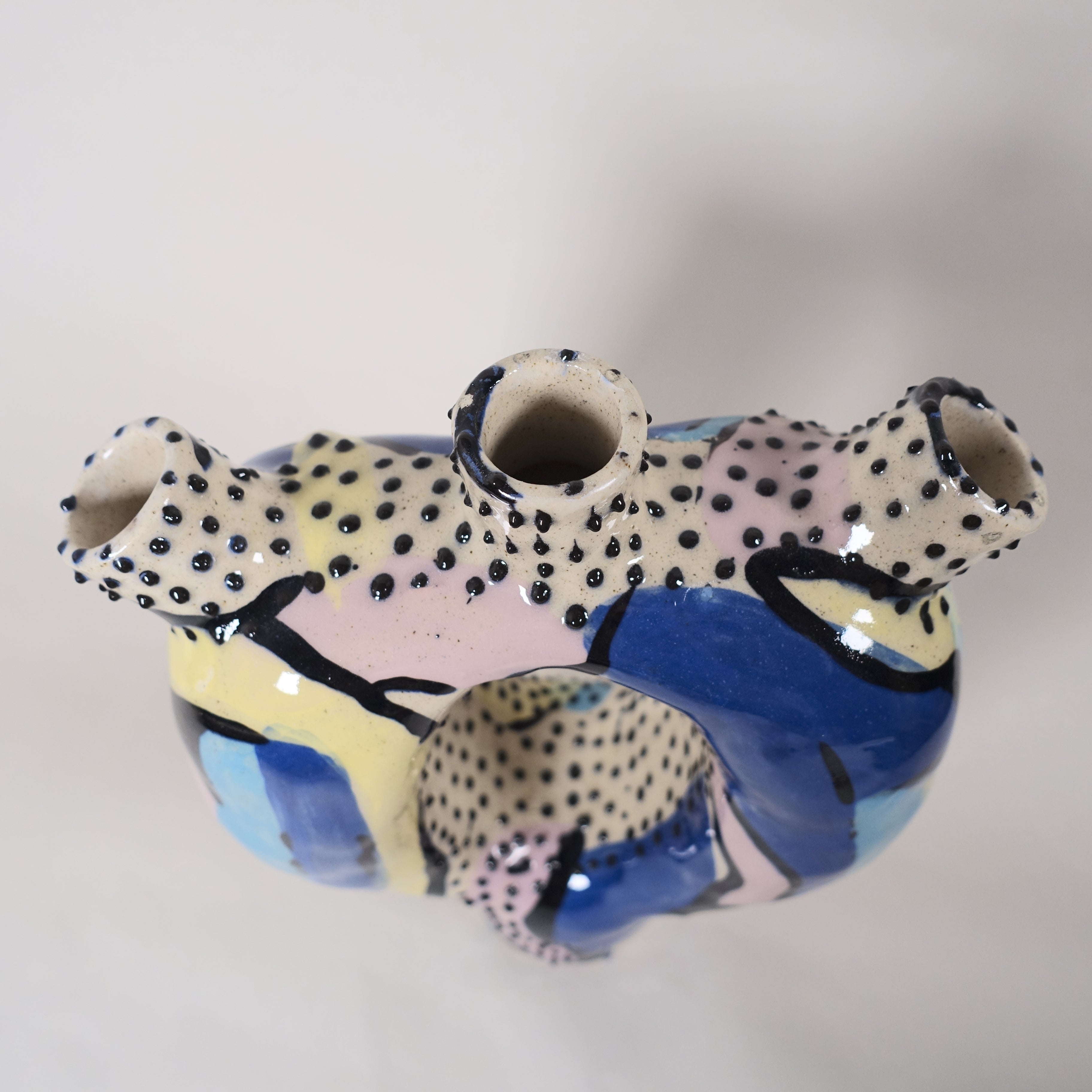 Vase DOTTED ALIEN Vorderansicht, handgefertigtes Keramikobjekt von Alice Del Ferraro