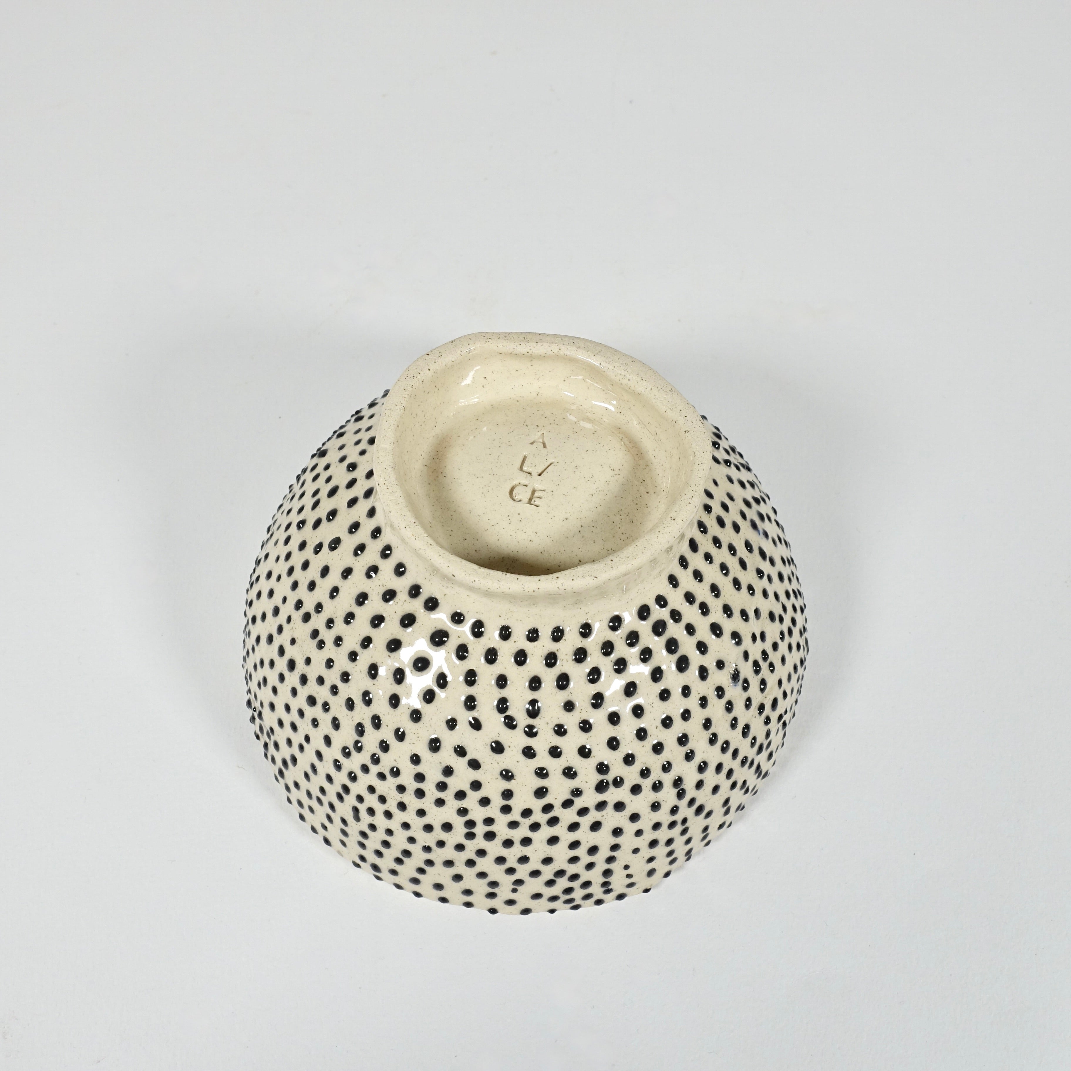 Schale PUNTI Vorderansicht, handgefertigtes Keramikobjekt von Alice Del Ferraro