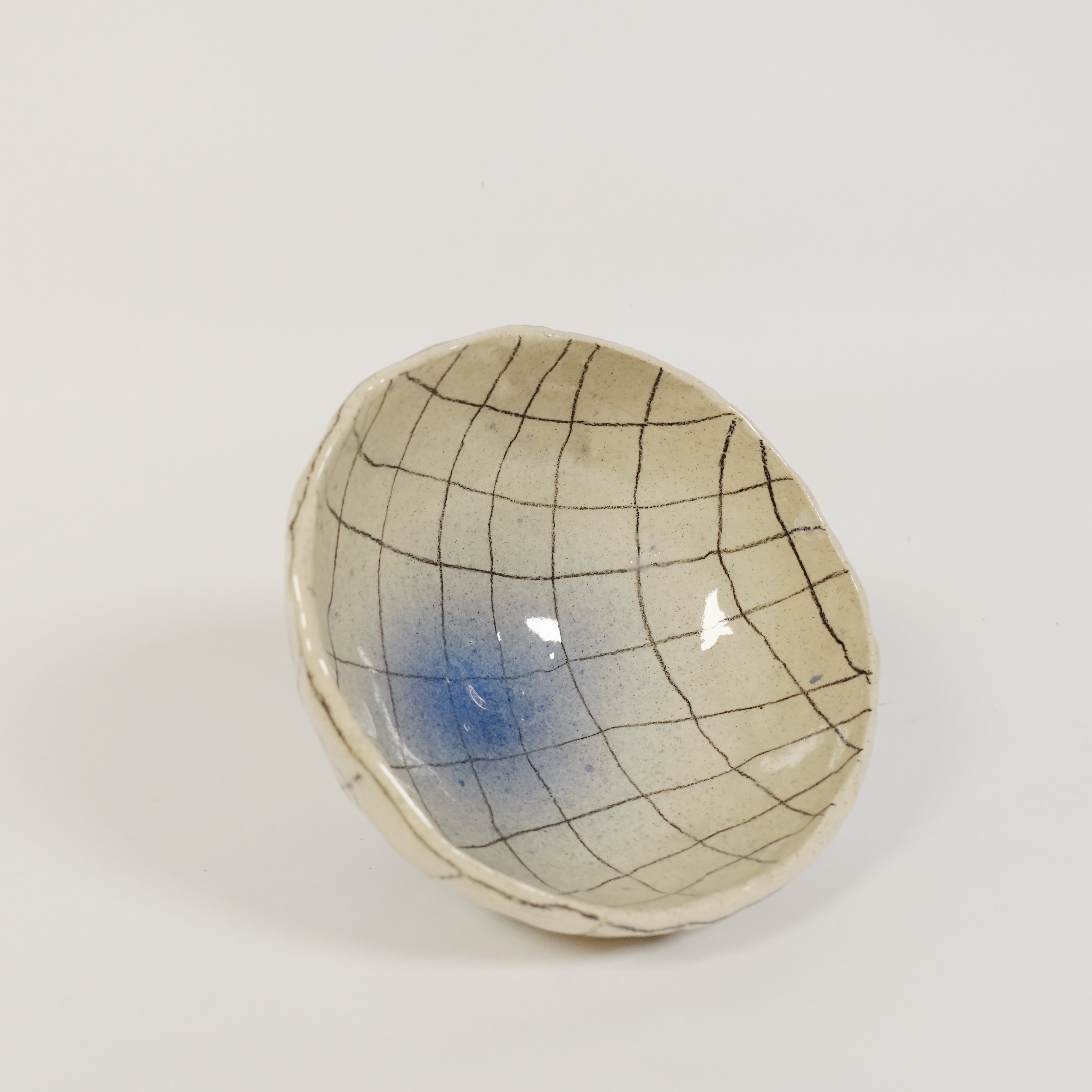 Schale QUADRETTA BLU Vorderansicht, handgefertigtes Keramikobjekt von Alice Del Ferraro