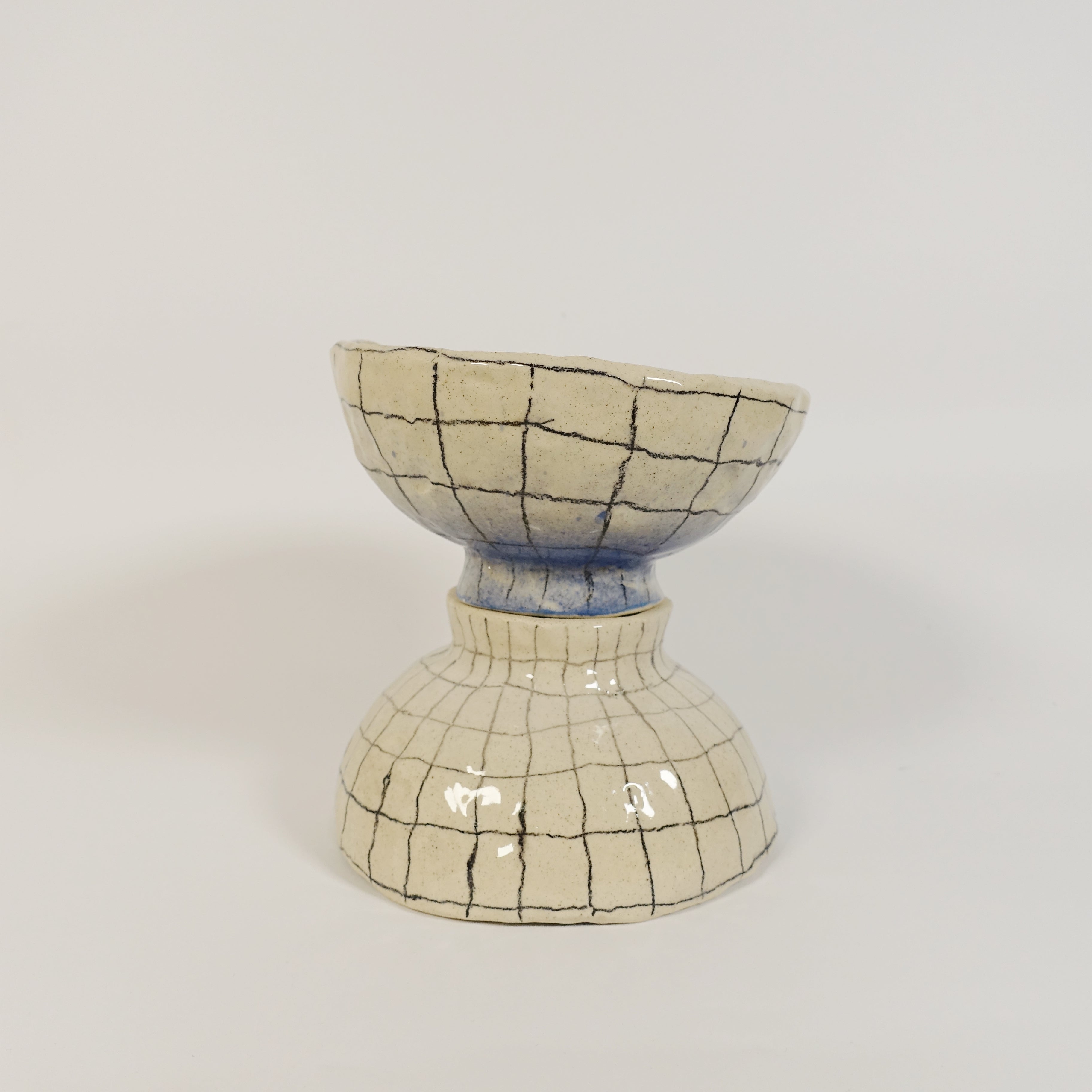 Schale QUADRETTA BLU Vorderansicht, handgefertigtes Keramikobjekt von Alice Del Ferraro