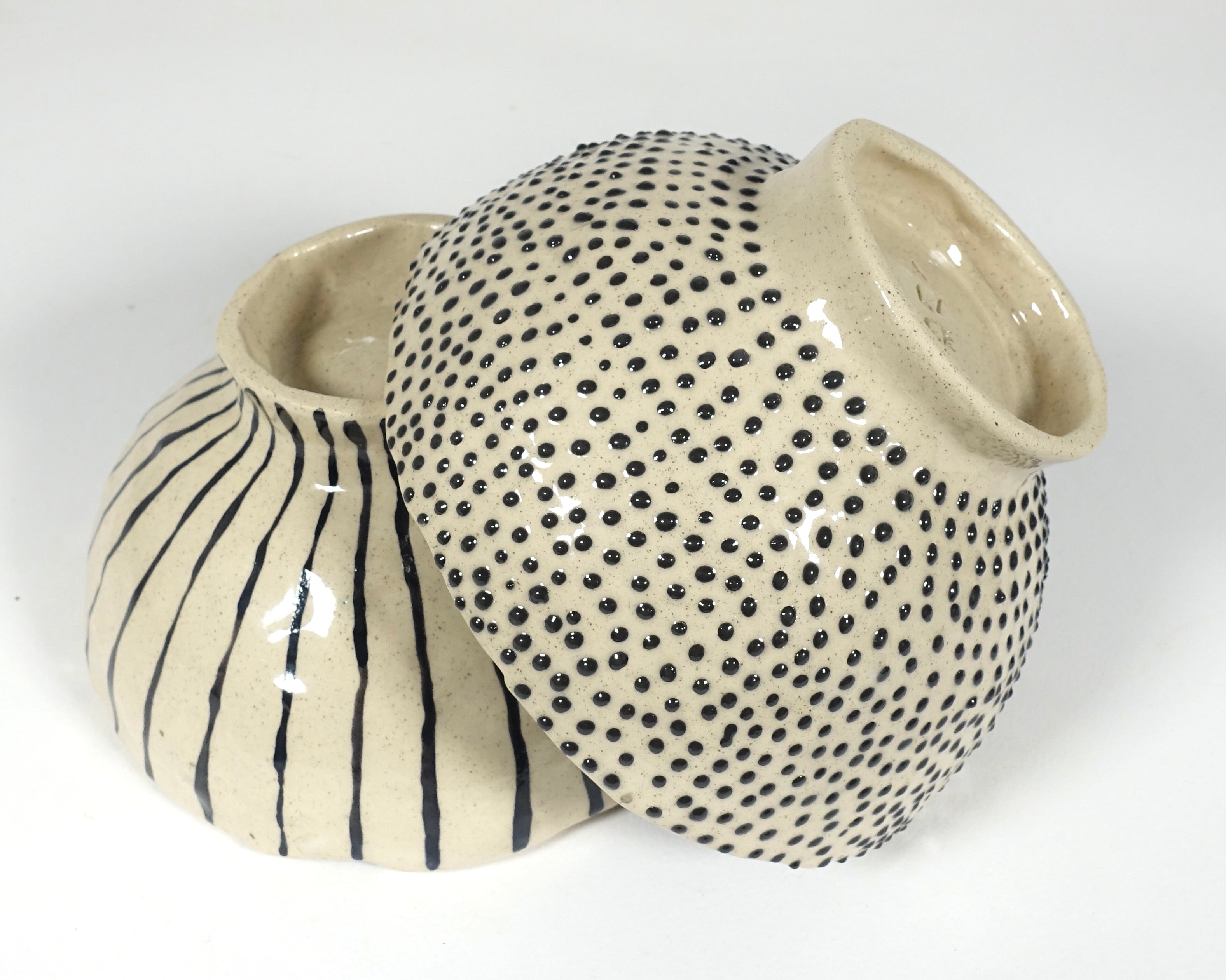 Schale PUNTI Vorderansicht, handgefertigtes Keramikobjekt von Alice Del Ferraro