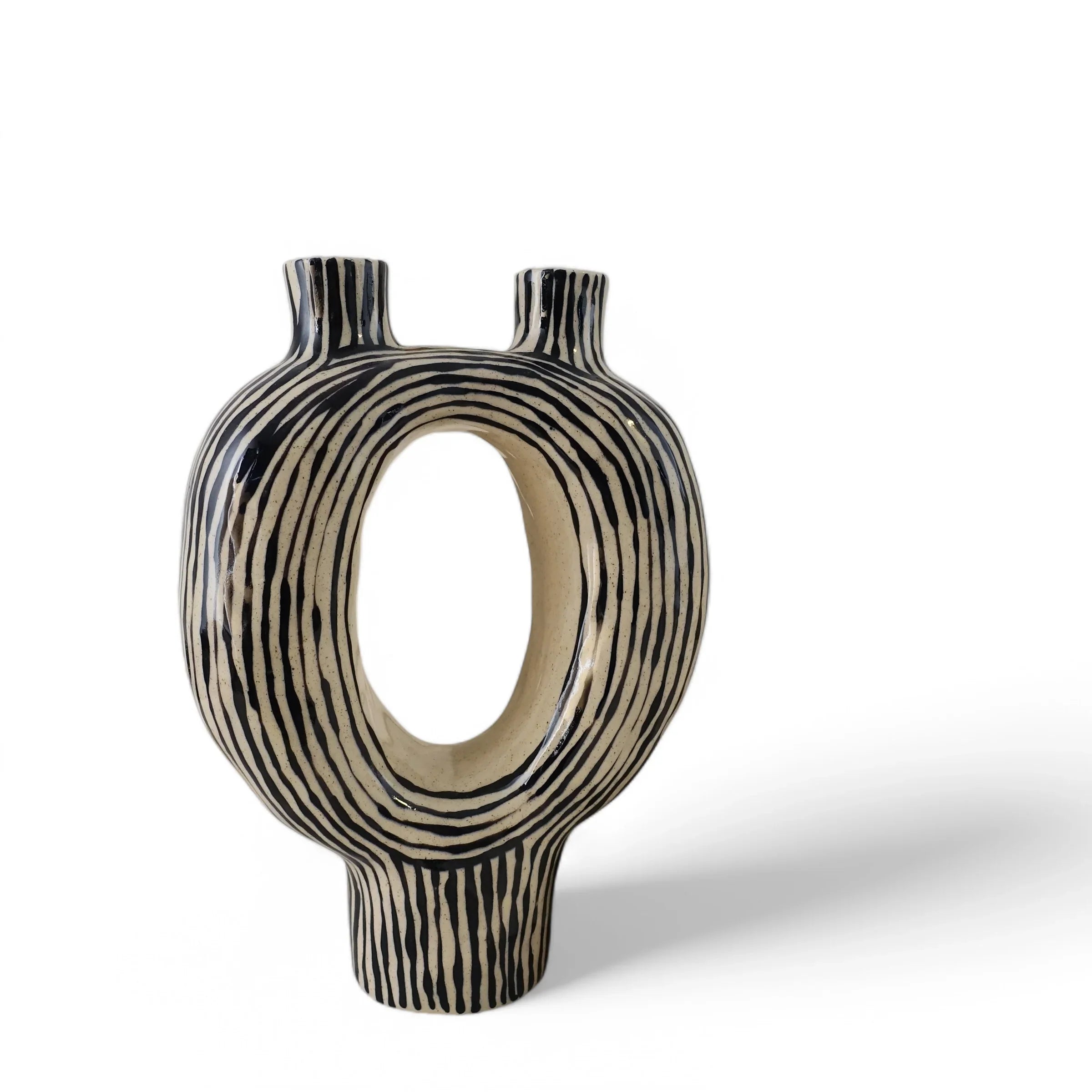 Kezenhalter BLACK STRIPES Vorderansicht, handgefertigtes Keramikobjekt von Alice Del Ferraro