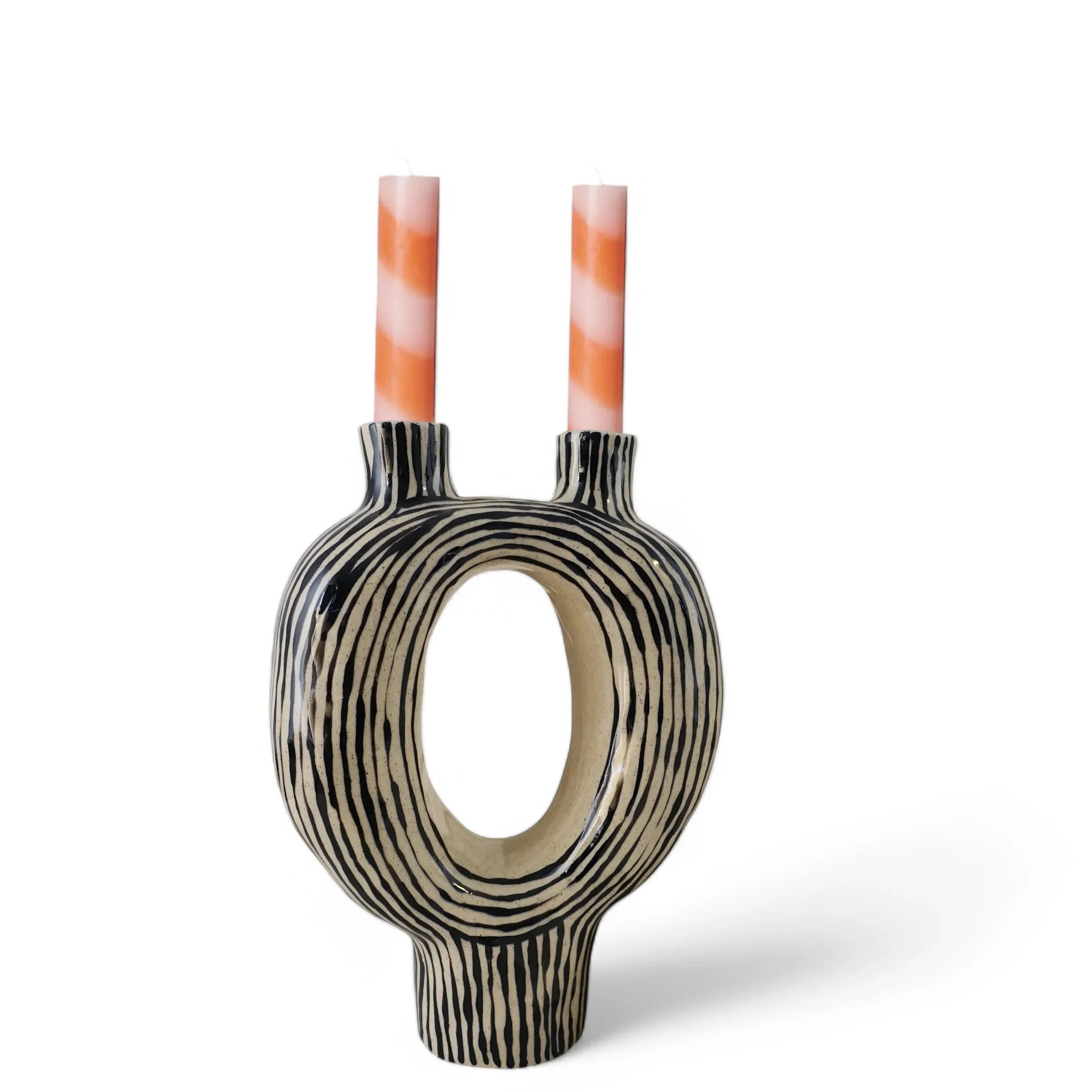 Kezenhalter BLACK STRIPES Vorderansicht, handgefertigtes Keramikobjekt von Alice Del Ferraro
