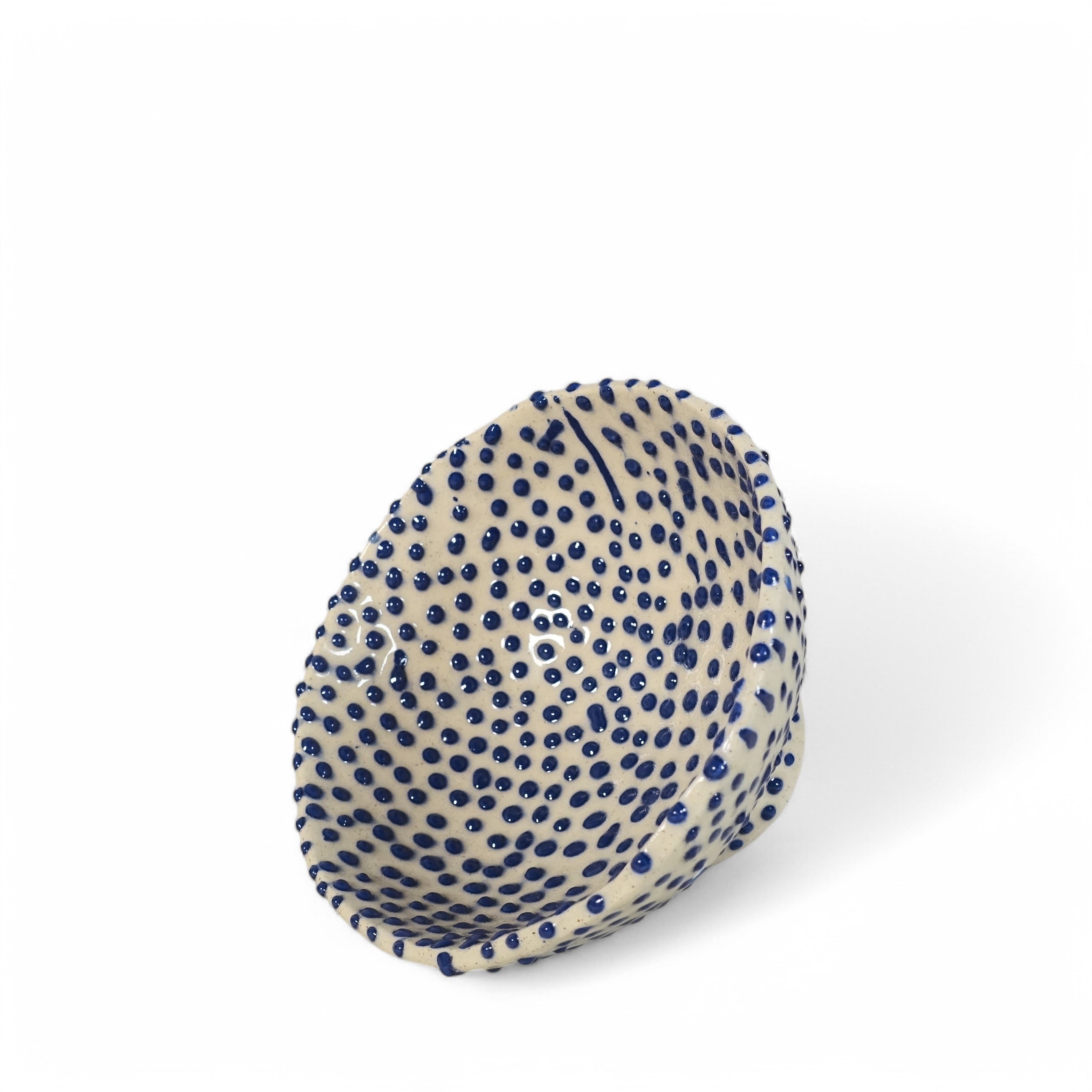 Schale PUNTI BLU Vorderansicht, handgefertigtes Keramikobjekt von Alice Del Ferraro