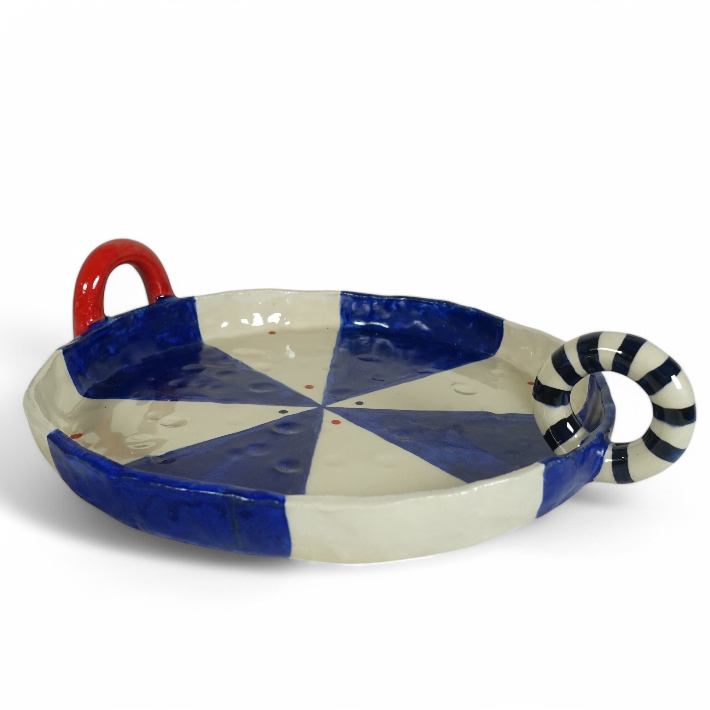 Tablett RED LOOP Vorderansicht, handgefertigtes Keramikobjekt von Alice Del Ferraro