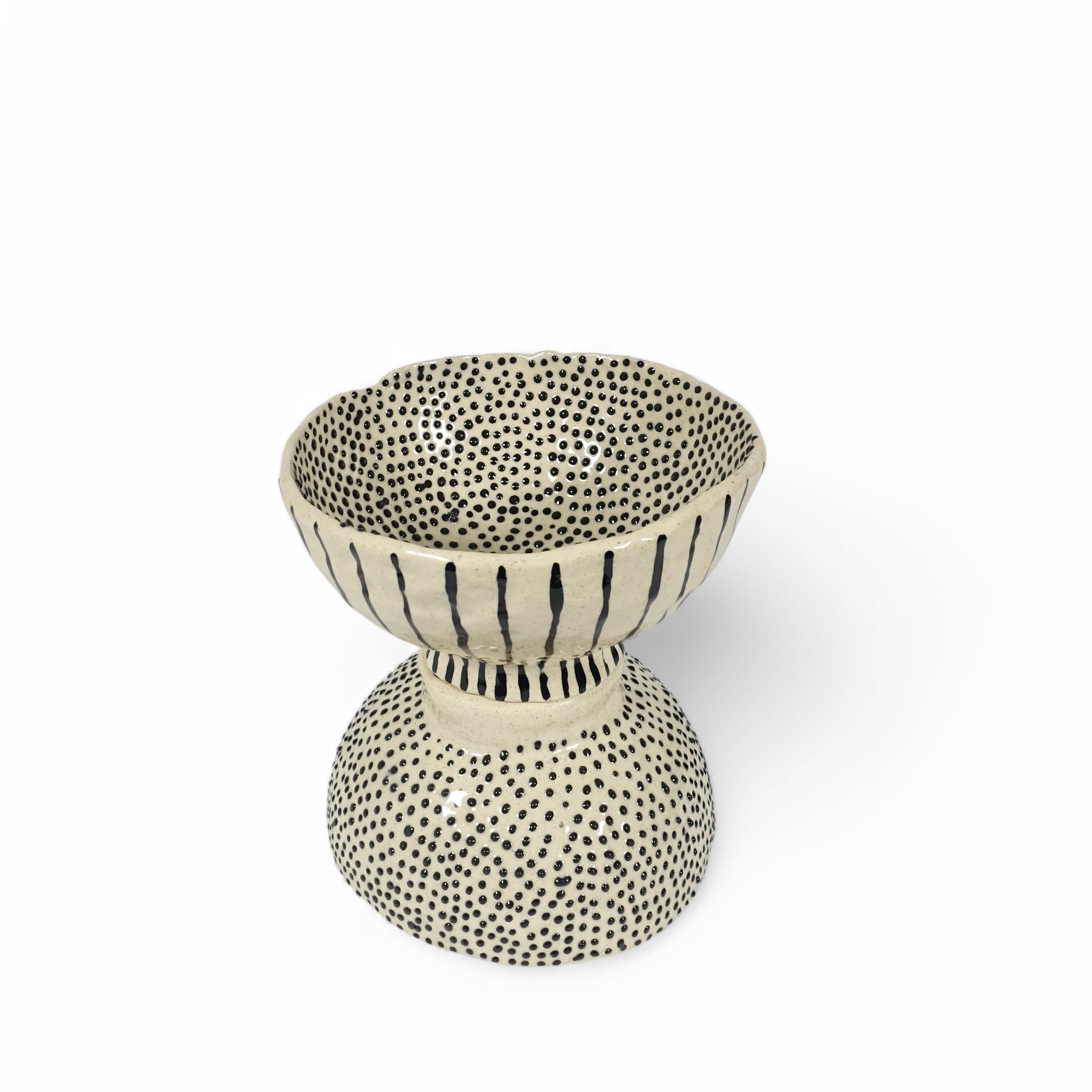 Schale PUNTI Vorderansicht, handgefertigtes Keramikobjekt von Alice Del Ferraro