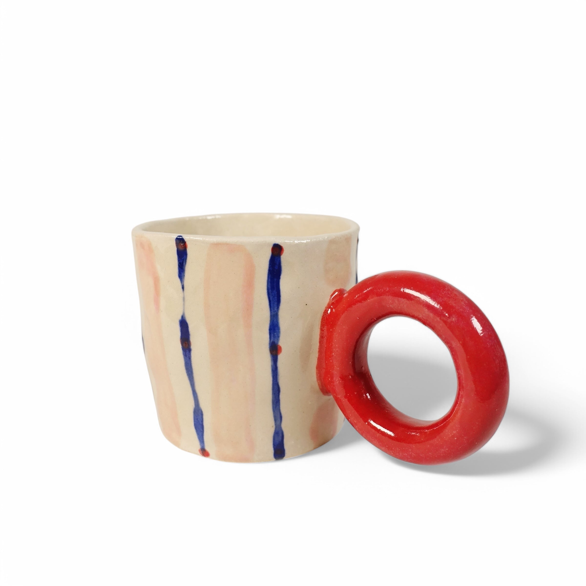 Tasse ROSE AND RED LOOP Vorderansicht, handgefertigtes Keramikobjekt von Alice Del Ferraro