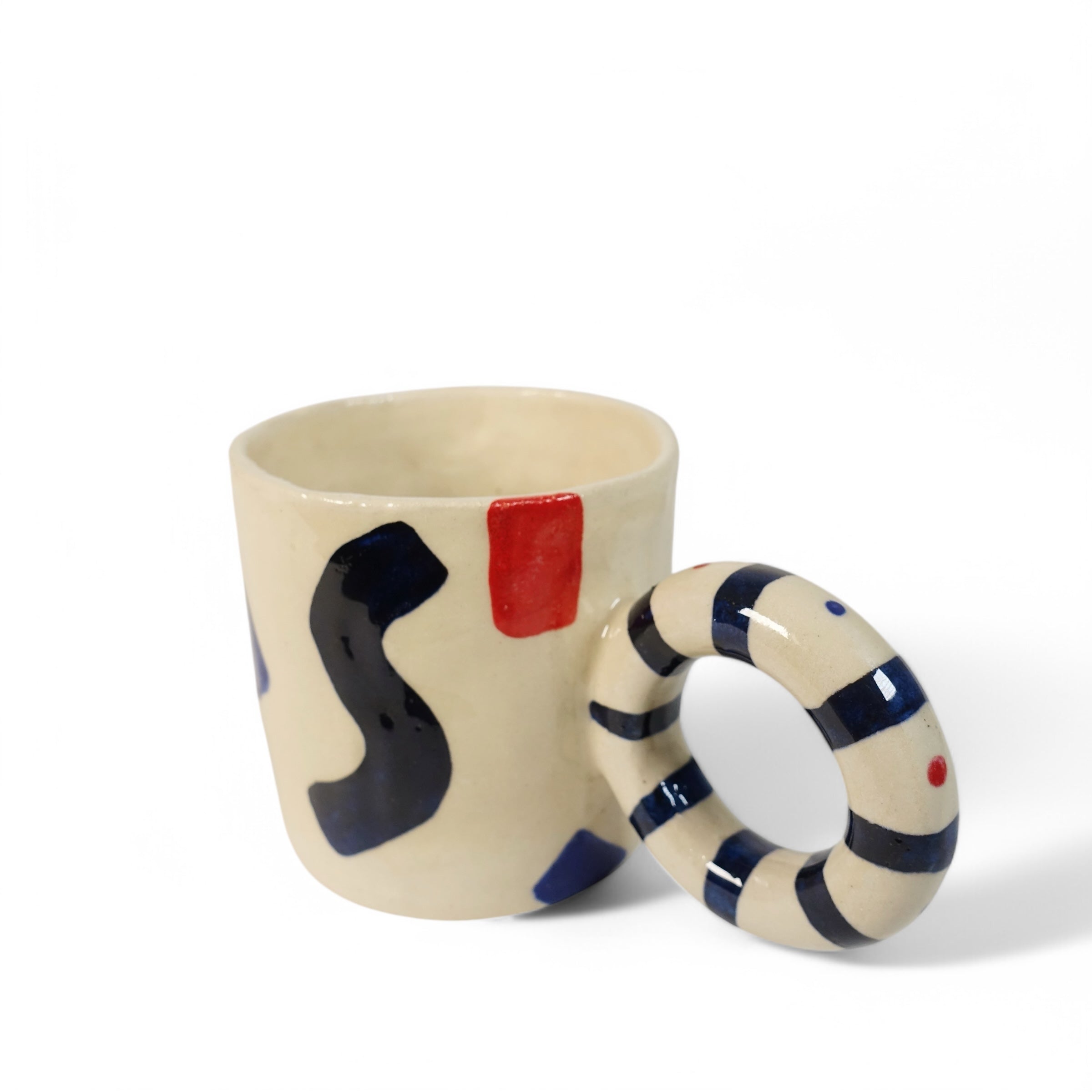 Tasse ABSTRACT LOOP Vorderansicht, handgefertigtes Keramikobjekt von Alice Del Ferraro