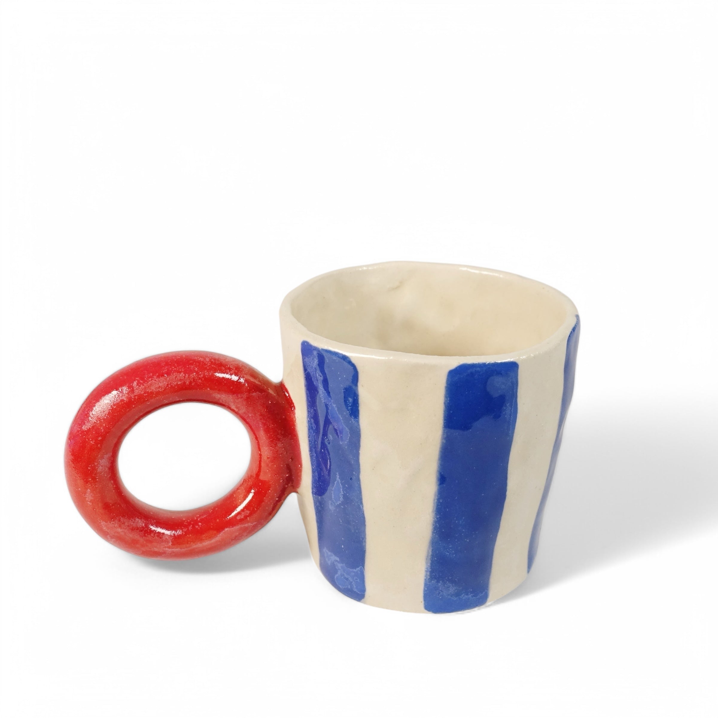 Tasse RED LOOP Vorderansicht, handgefertigtes Keramikobjekt von Alice Del Ferraro