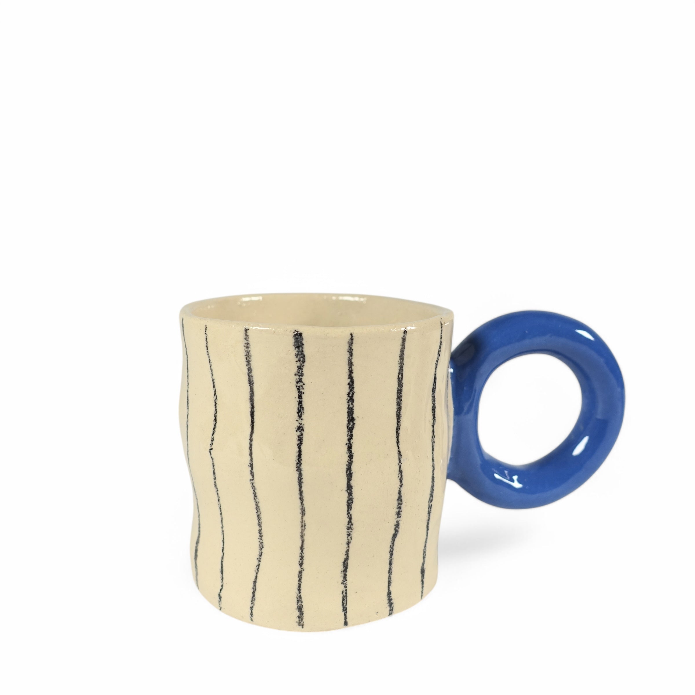 Tasse BLUE LOOP Vorderansicht, handgefertigtes Keramikobjekt von Alice Del Ferraro