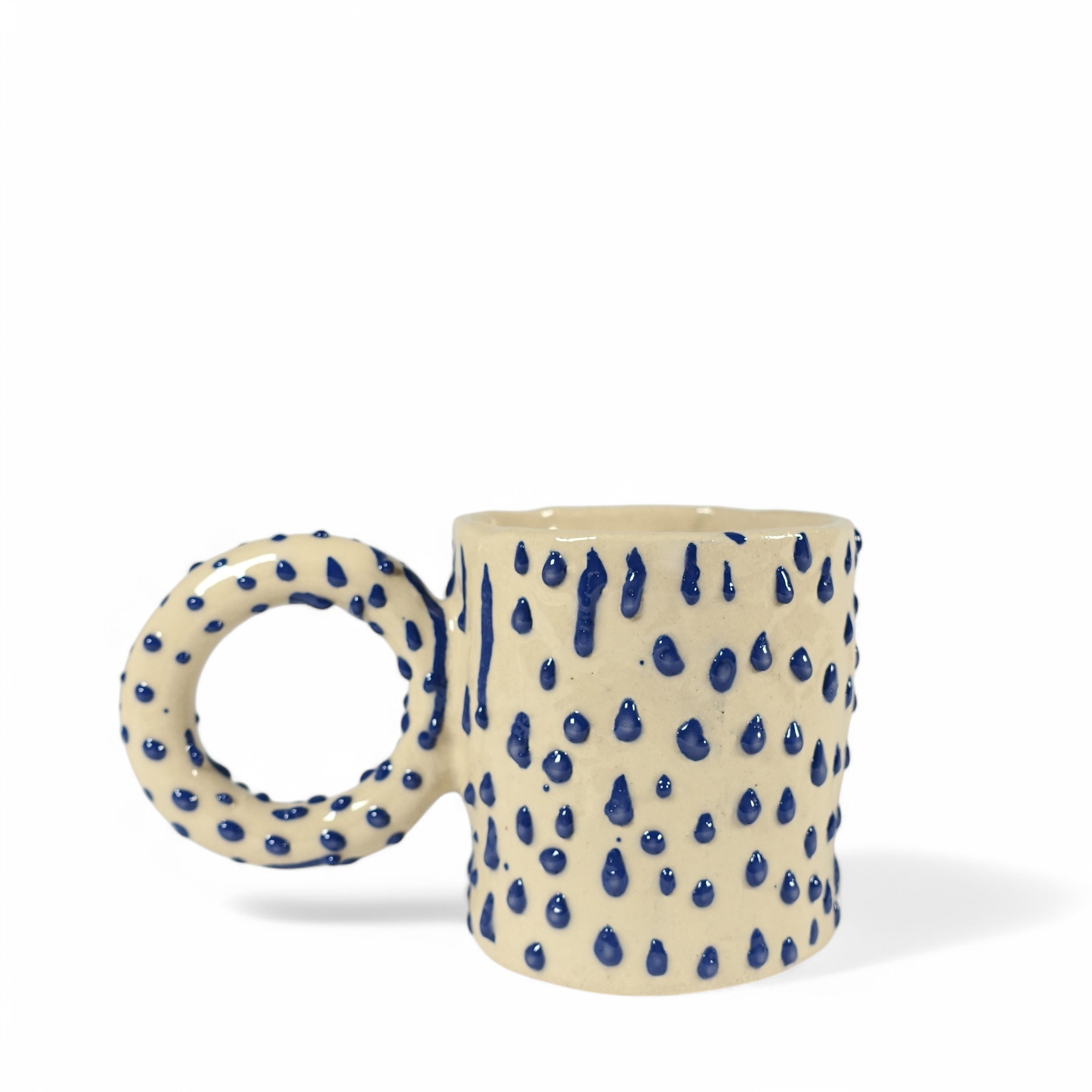 Tasse DOTTY LOOP Vorderansicht, handgefertigtes Keramikobjekt von Alice Del Ferraro