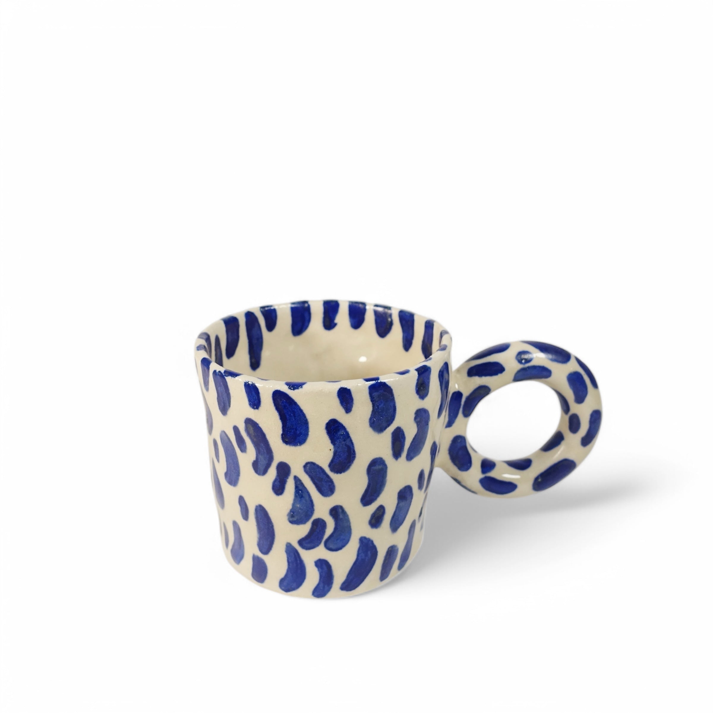 Tasse BIG LOOP BRUSHSTROKE Vorderansicht, handgefertigtes Keramikobjekt von Alice Del Ferraro