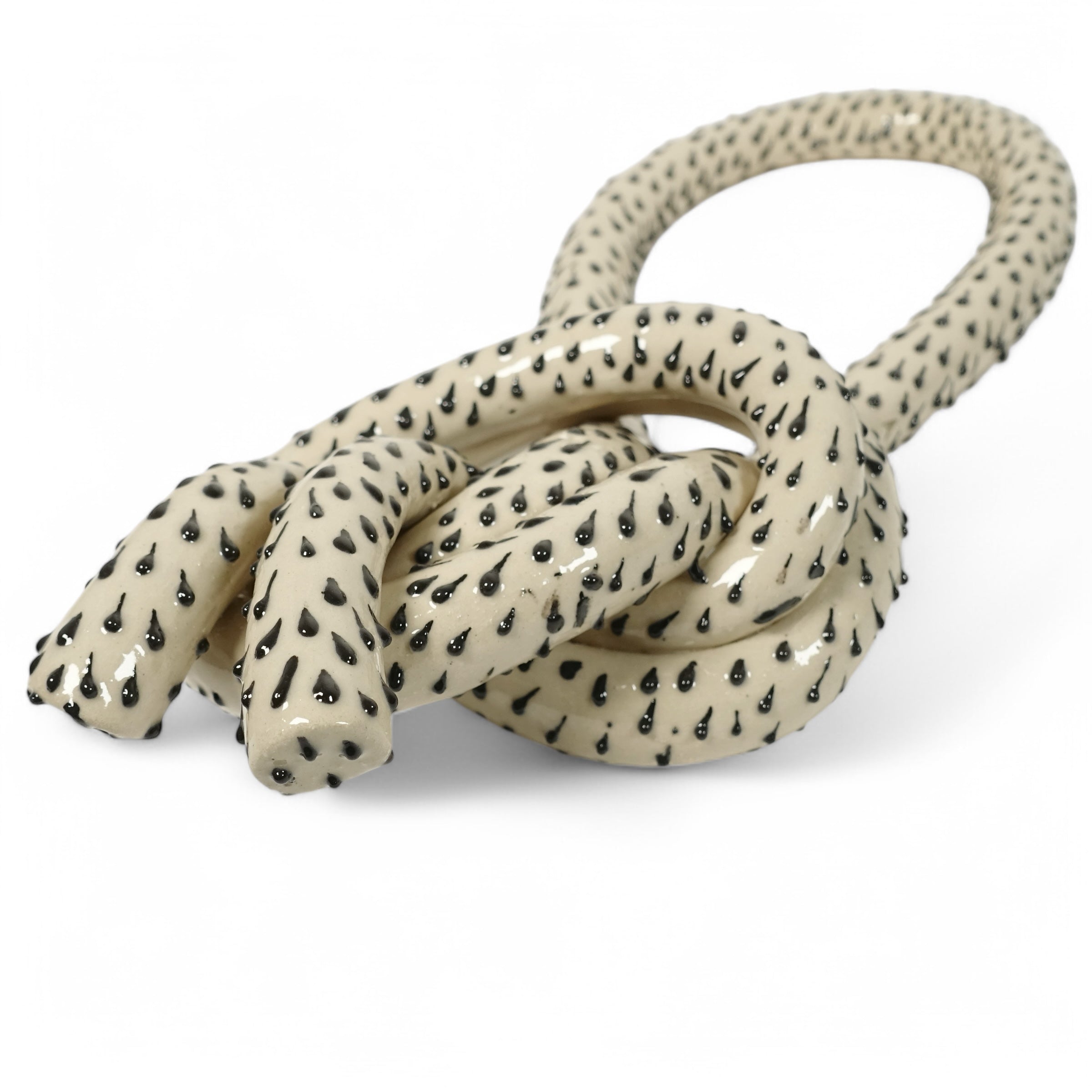 Wandskulptur DOTTY KNOT Vorderansicht, handgefertigtes Keramikobjekt von Alice Del Ferraro