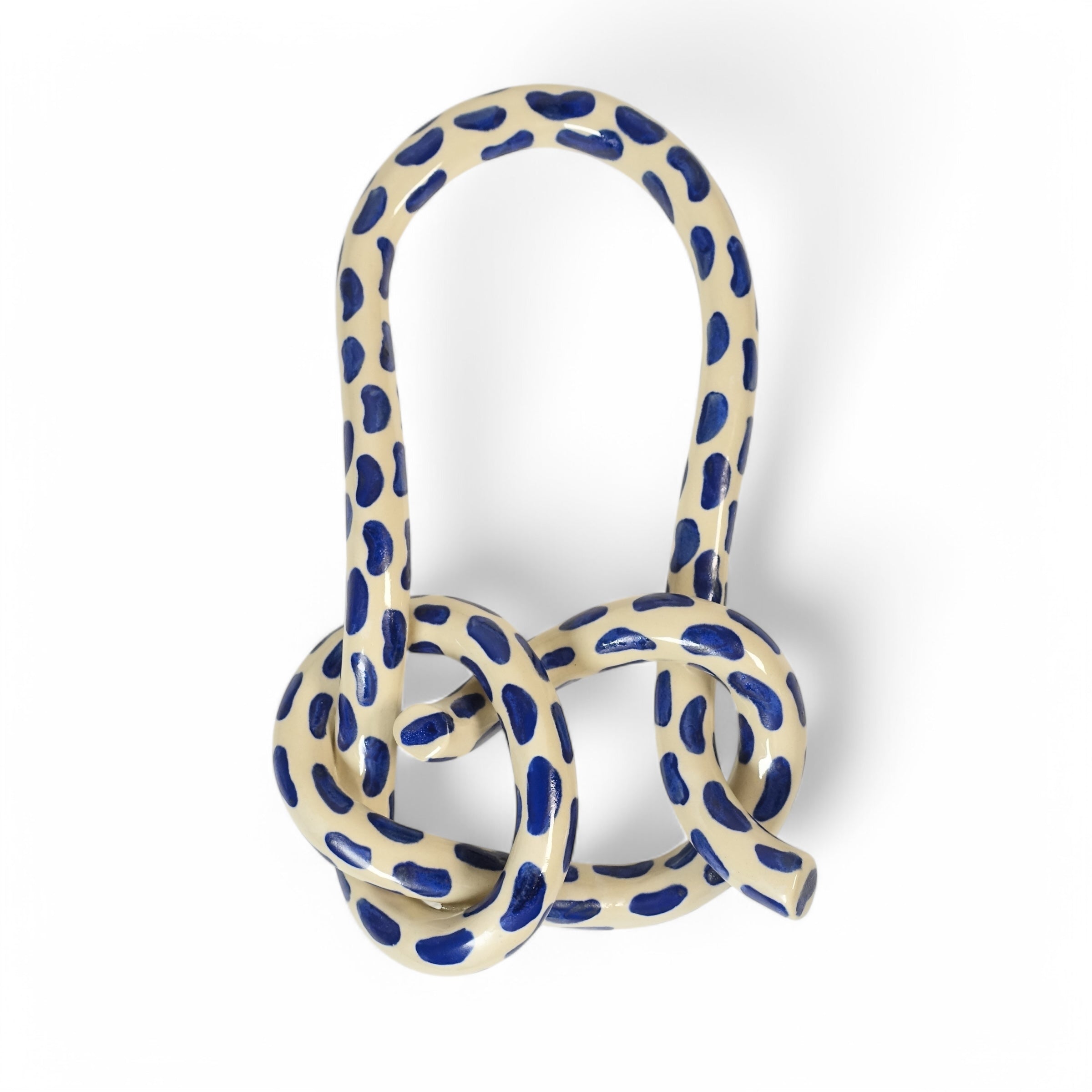 Wandskultur DOUBLE KNOT Vorderansicht, handgefertigtes Keramikobjekt von Alice Del Ferraro