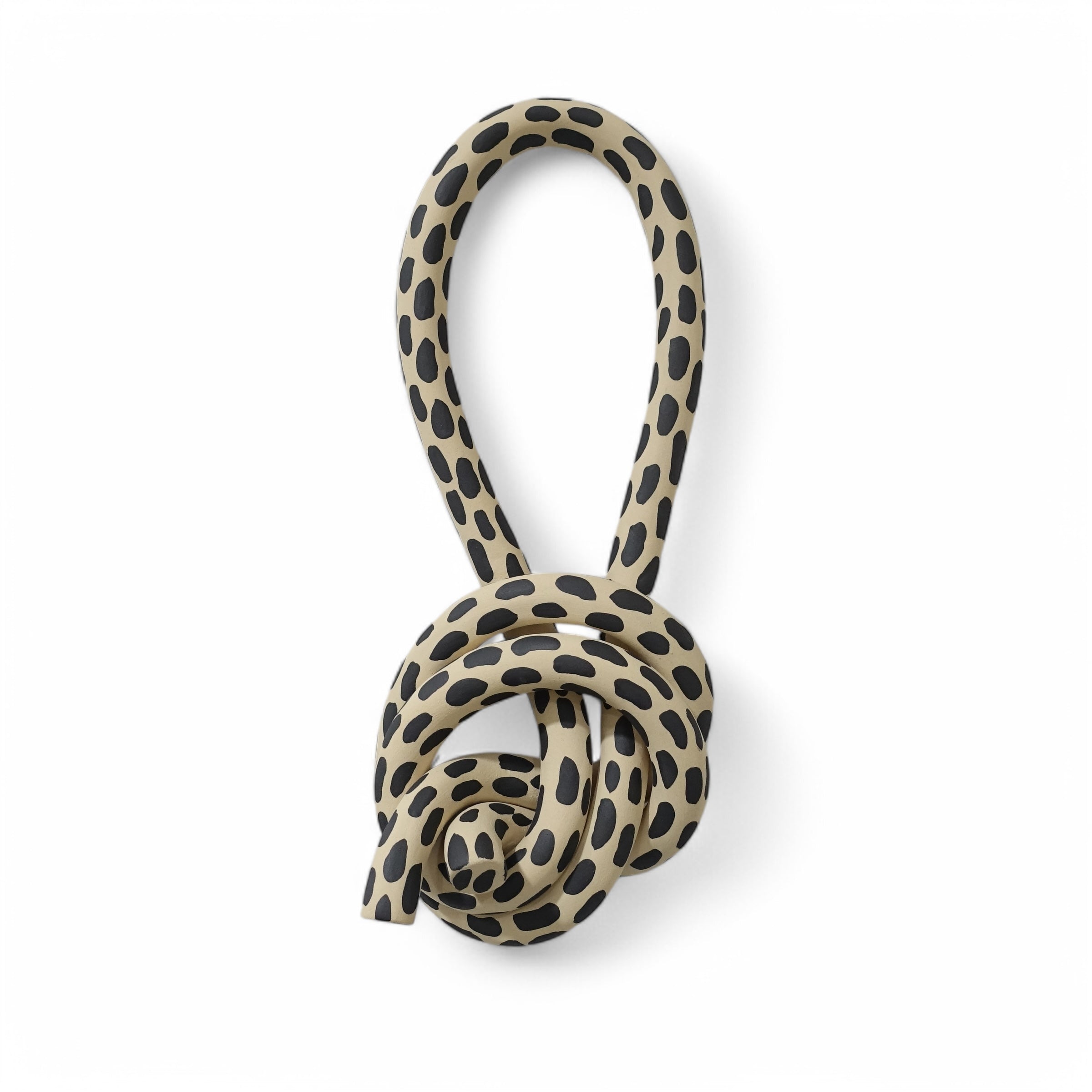 Wandskulptur STRIPED KNOT Vorderansicht, handgefertigtes Keramikobjekt von Alice Del Ferraro