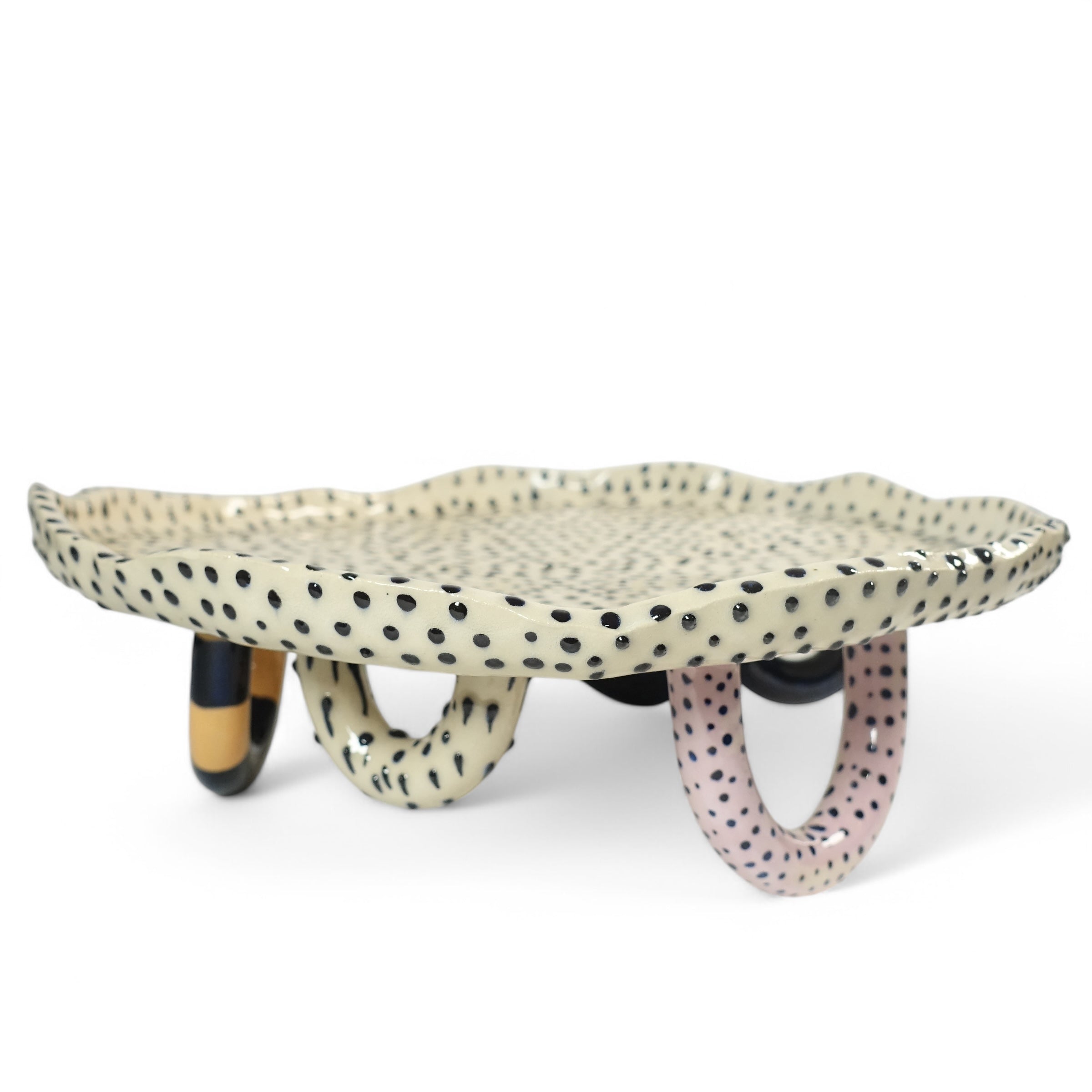 Kuchenplatte PUNTI UNO Vorderansicht, handgefertigtes Keramikobjekt von Alice Del Ferraro